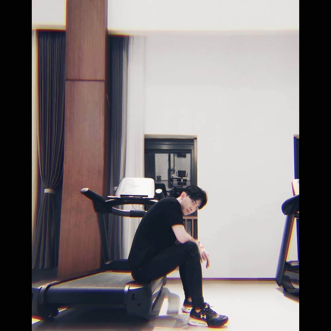 ダンソン・タンのインスタグラム：「🎥🎥🎥空檔 跑 #DT #唐禹哲 #HOTHEART #SEVENDAYS #underarmour」