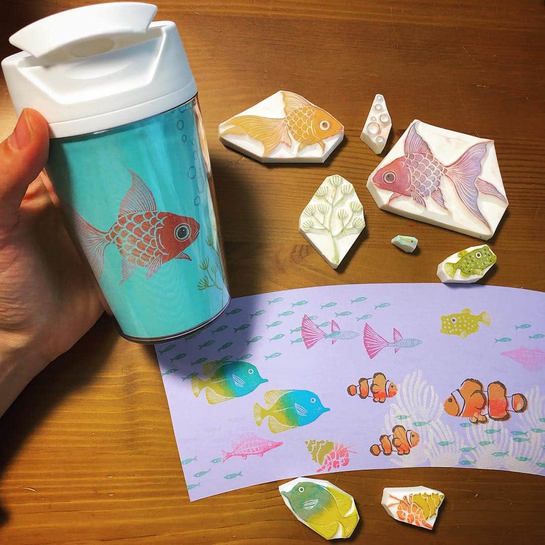 津久井智子さんのインスタグラム写真 - (津久井智子Instagram)「#津久井智子  #消しゴムはんこ教室  7月は、 #カスタムタンブラー  を作ります。 金魚や熱帯魚など🐠🐡🐟 水の生き物のはんこを作り、 好きな色の台紙に押して、 水槽みたいにタンブラーを デザインしてみよう😄 ◎ ご予約は 津久井智子ホームページから どうぞ！ ◎ スケジュールは以下の通りです ・ 横浜BUKATSUDO 7/6(土) 10:30- ・ 渋谷WRAPPLE 7/6(土) 16:00- ・ 東急ハンズ渋谷店 7/7(日) 10:30- / 14:00- ・ 江古田シャマイム※広田先生 7/15(月祝)13:00- ・ 熱海レモナキッチン 7/23(火) 10:00- ・ 浅草橋 eastsidetokyo 7/26(金) 10:30- / 14:00- 7/27(土) 10:30- / 14:00- ◎ お手本を配布しますので、 絵が苦手な方も心配無用です。 ◎ 道具は貸し出しもありますので 手ぶらでもご参加いただけます。 ◎ 初心者さんも、常連さんも、 大人さんも子どもさんも どうぞお気軽に😊」6月30日 22時31分 - tomokotsukui