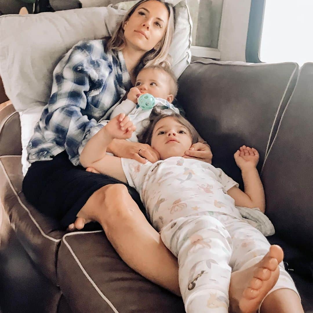 ジャナ・クレイマーさんのインスタグラム写真 - (ジャナ・クレイマーInstagram)「Michigan bound and watching Cinderella. #happyheart #mybabies」6月30日 22時23分 - kramergirl