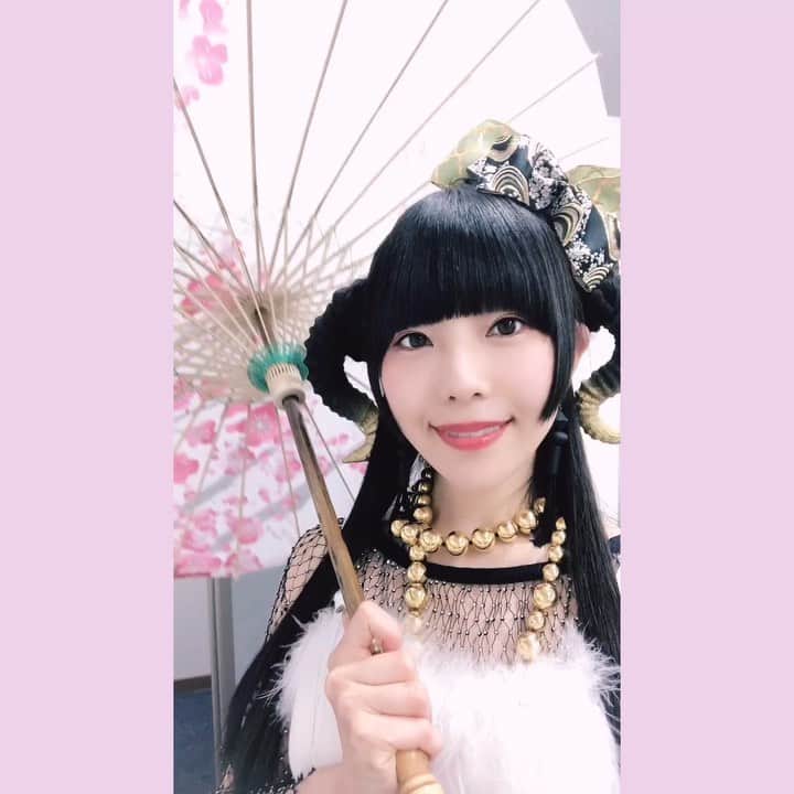 のインスタグラム：「(｀めνめ)っ☂️✨ . 「いのちよろこび」リリース記念イベント、ありがとうございました〜〜💕 . たくさんの方が🆕シングルのリリースをお祝いしてくれて嬉しかったです✨ . 明日からも頑張る💪次にみんなに会えるのは7/4福岡でのウッハヤーツアー🔥 . みなさま、お待ちしてます！よろしくお願いします〜✨ . . . #dempagumi #risaaizawa #いのちのよろこび #japan #idol #popculture #risaaizawa #相合傘」