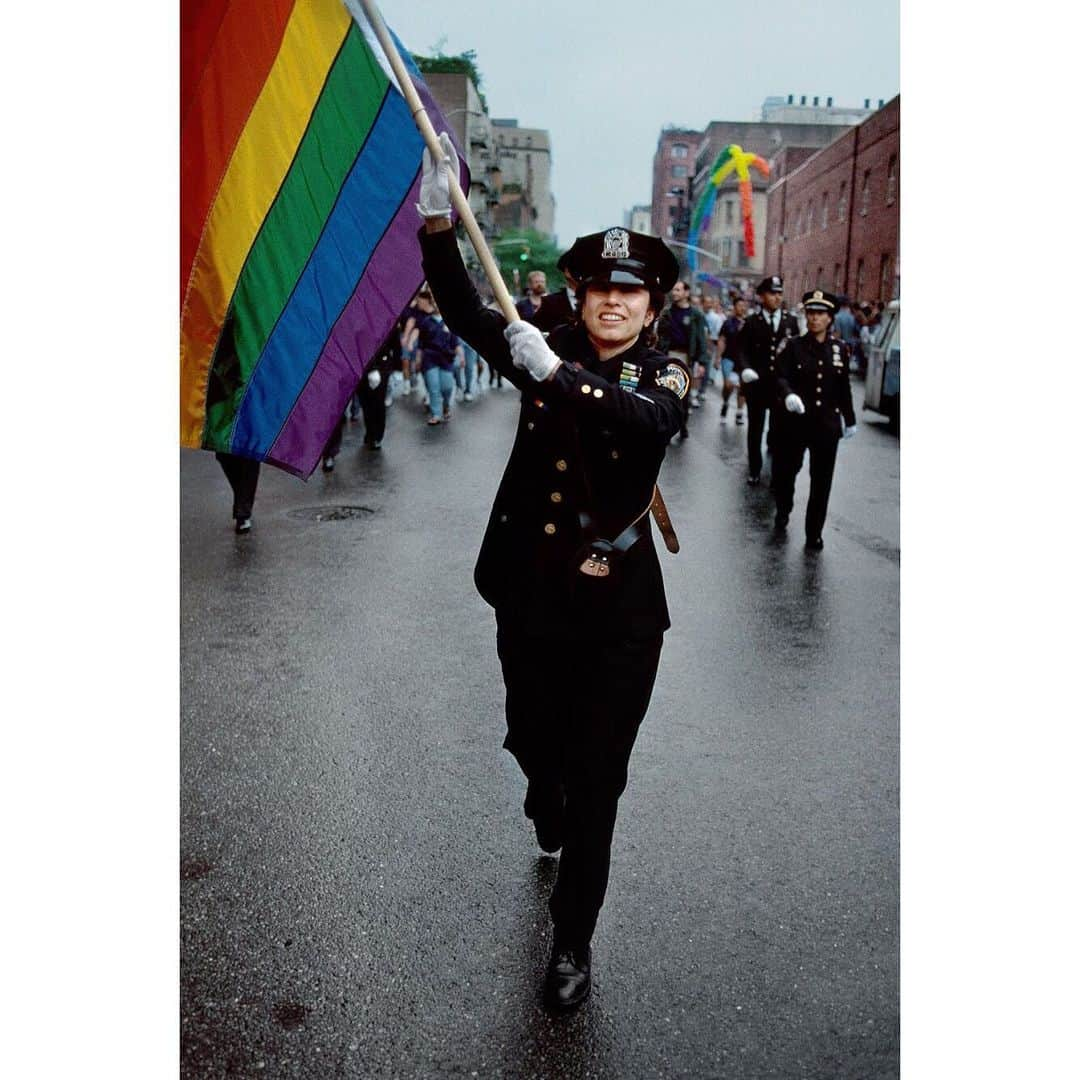 スティーブ・マカリーさんのインスタグラム写真 - (スティーブ・マカリーInstagram)「1st image: Police officer carrying a rainbow flag during the Pride Parade. #NewYorkCity, #NewYork, 1996. 2nd image: Woman painted blue. #LosAngeles, #California, 1991.」6月30日 22時26分 - stevemccurryofficial