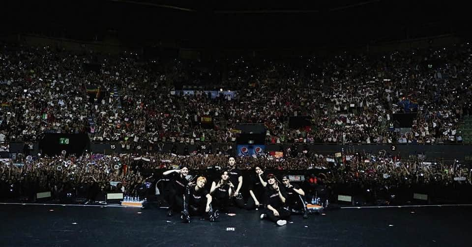 Monsta Xさんのインスタグラム写真 - (Monsta XInstagram)「Thank you Madrid! We love you all. #MONSTAX #몬스타엑스 #monstagram #몬스타그램 #WEAREHERETOUR」6月30日 22時29分 - official_monsta_x