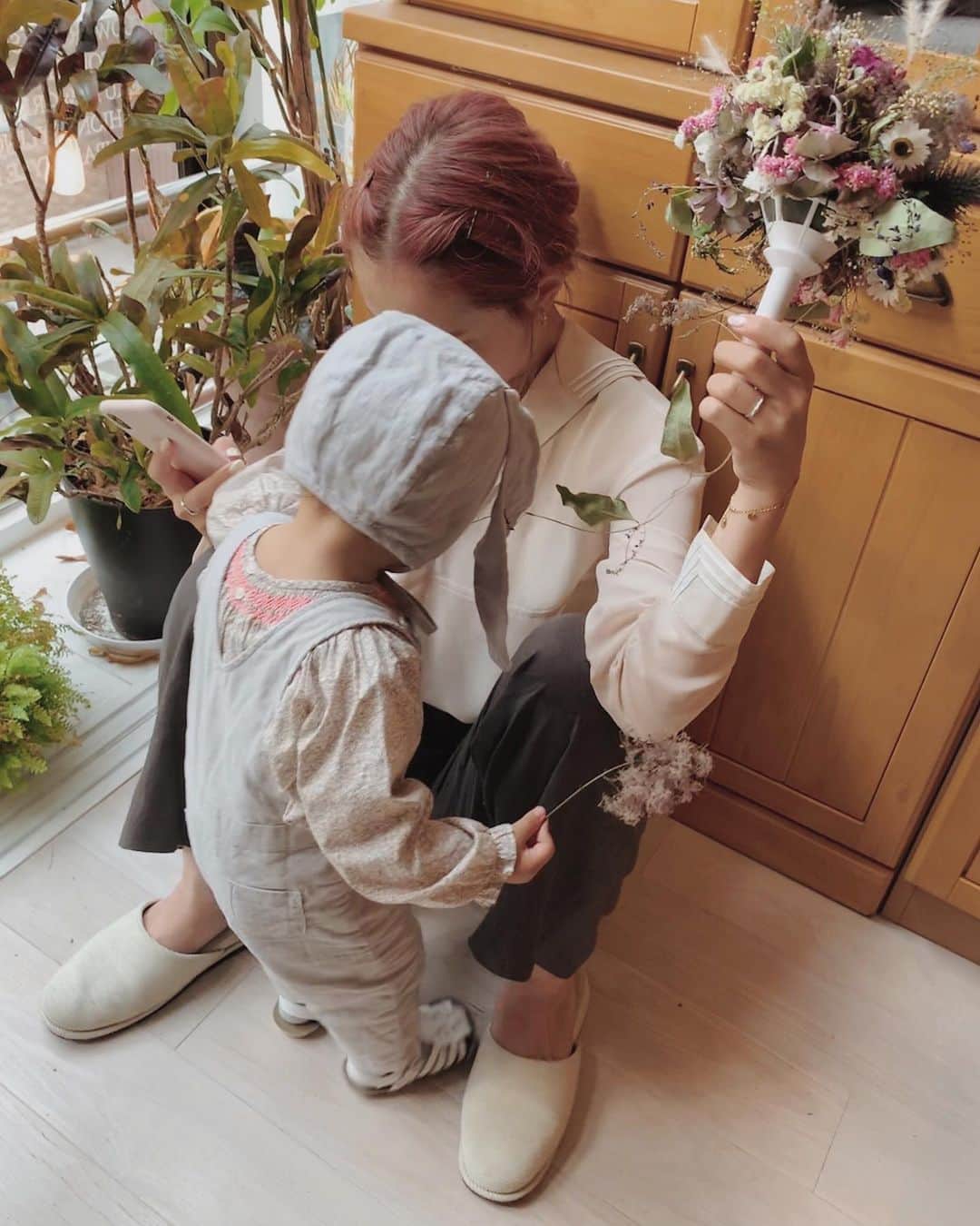 目見田早弥子のインスタグラム：「| 🌼 今日のひとコマ。 私の服にお花を飾ろうとしてる娘。 私の大好きなスモーク！ありがとう🥰（笑） ここ2〜3日で、急に「わんわん、いたー！」と ２語話すようになり、周りは皆びっくり😳 私の言葉や動きを真似するのも更に増え、 犬や猫、鳥など動物の真似もたくさん見せてくれます🐈 早くお喋りしたいけど なかなか話せない今もすっごく可愛い💞 #1y6m」