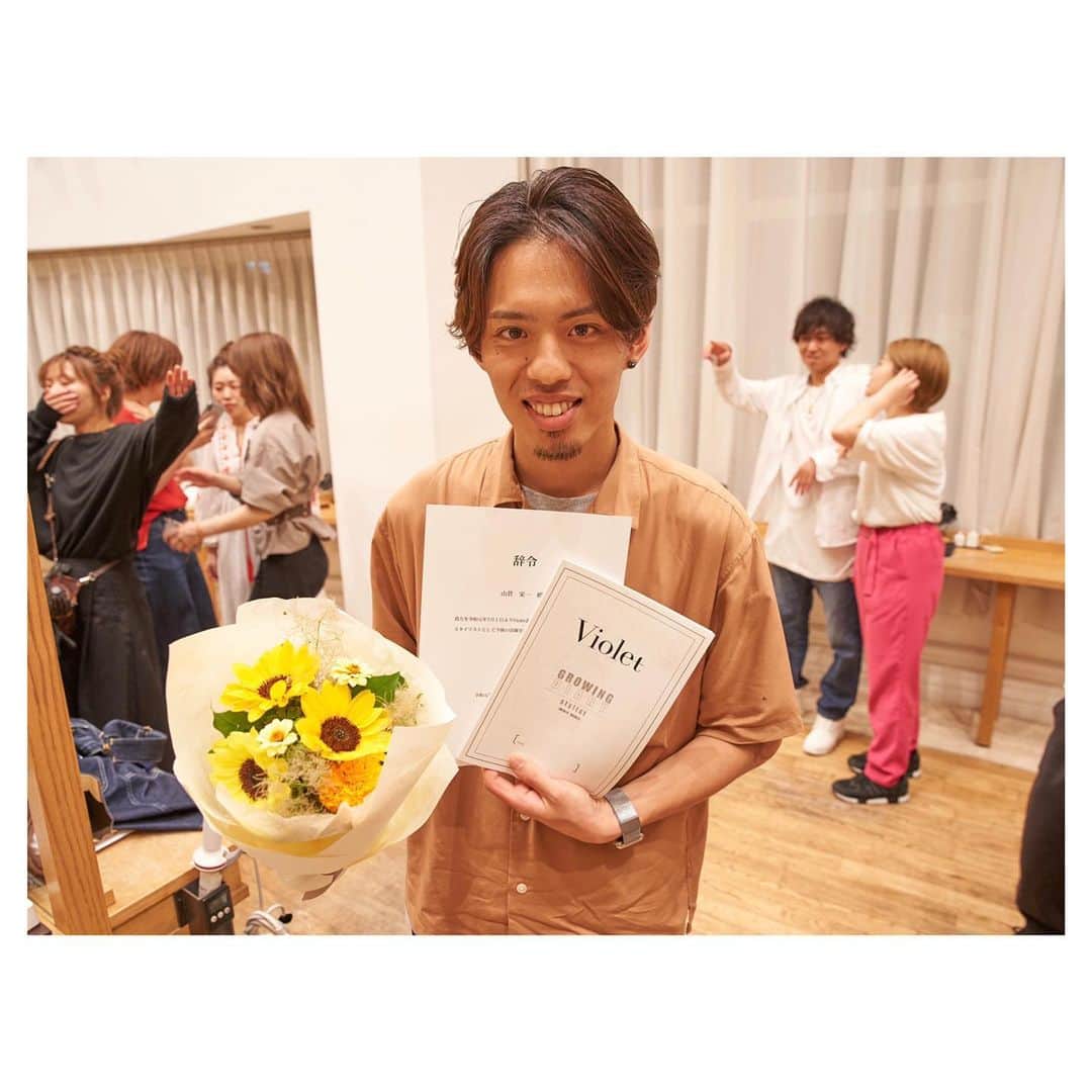 前原穂高のインスタグラム：「僕にもアシスタントでついてくれてた栄一( @a1_violet )が7月からスタイリストデビューです❗ 同じ地元でかわいい後輩だから思いっきり期待しちゃってる 自分のデビューの時を思い出すなぁ。。。 頑張って欲しい！ ㅤㅤㅤ #ヘアメイクが得意です #ヘア #ヘアアレンジ #ヘアスタイル #ヘアメイク #ヘアセット #アレンジ #スタイリング #ほだかっと #ほだからー #ヘアサロン #サロン #美容室 #hair #hairstyle #haircolor @vvvvvvioletttttt  @vvvvvviolet_nagoya #美容室violet」