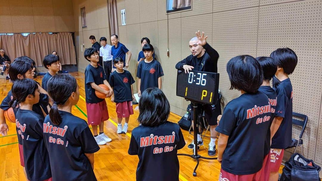 青木康平さんのインスタグラム写真 - (青木康平Instagram)「昨日は韓国から朝一ですぐに山口県に移動して、山口県バスケットボール協会主催リフレッシュ研修会の講師として、小学生を対象に講習会を行いました。 自分よりもコーチとしてキャリアのある方々の前で大変恐縮ではありましたが、練習を行いました。 最後の質疑応答でも話しましたが、練習はあくまで手段の一つ。 チームが勝つ為、育成世代は選手が上手くなる為の練習は手段に過ぎません。 今日行った練習はプロの選手達にもやるメニューがあります。 先ずは基礎をしっかりやる。そこからバスケットボールのプレイの仕方のヒントを教えて、子供たちに考えてもらうことが大事だと思います。 あるNBAのコーチはいいました。 「練習メニューなんて何でもいい。そのコーチが伝えたい事に信念があるなら。」 本当にそう思います。 バスケを通して何を伝えたいのか？ 新しいメニュー、子供たちのウケがいい練習メニューばかりを聞きたがるコーチが沢山いますが、正直そんな事どうでもいいと感じます。 アメリカの売れっ子スキルコーチがこれやってるからとか俺からしたらどーでもいい。 その練習の芯の部分が伝えられればいい練習でしょう。 しっかりとバスケIQを育てて、小手先だけではなく、その小手先が活きるように5on5が出来る選手を育てましょう！ 今日教えた子供達には本当に助けられました。本当に素直でいい子達でした！ ありがとうございました！ また韓国組は、今回の敗戦がいいキッカケになればいいと思います。リョウゴは中学生振りに会いましたが、凄く成長を感じました。未だに僕の中で、中学生の時にみた子供の中ではリョウゴが1番です。これからの彼にも期待です。全ては自分次第！頑張って欲しいです！ #watchandc#will#3×3#山口県#リフレッシュ講習会」6月30日 22時33分 - cohey11