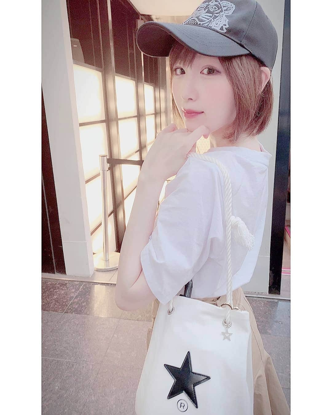 小田桐奈々さんのインスタグラム写真 - (小田桐奈々Instagram)「🌠 * お気に入りのconverseのBAG🌟 カジュアルコーデにぴったりなの〜！ この日はさおりんと舞花とシャオフェイヤンでご飯したんだ！ * * * さっきテレ東のTHEカラオケ★バトルに舞花が出演してたよ㊗️💜 モヤさまからテレビの前で待機してた！！！笑 仲間の才能や努力が色々な方に認められていて、わたしゃぁ自分の事のように嬉しかったよ… 舞花おつかれさま☺️ * 私も久々にチラッとテレビに写っててはずかしかったぜ😝 * * * #converse #bag #コンバース #バッグ #ショルダーバッグ #converses #コンバースコーデ #コンバース女子 #コンバース白 #コンバース好き #converseshoulderbag #KENZO #ケンゾー #キャップ #キャップ女子 #キャップコーデ #キャップ好き #女子会 #女子鍋 #シャオフェイヤン #小肥羊 #白T #白tシャツ #白tコーデ #白tシャツコーデ」6月30日 22時34分 - odagirinana