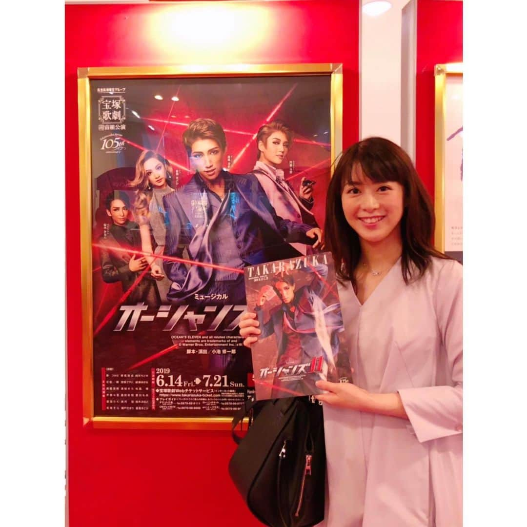 藤本真未さんのインスタグラム写真 - (藤本真未Instagram)「* 小中高の同級生#秋音光 が出演している舞台💃🕺 宝塚歌劇団 宙組公演「オーシャンズ11」🎰🎲 観劇してきました☺️❤️ * なんと…あっきーがオーシャンズ11のイレブン入り🥺✨ 配役発表で【イエン 秋音 光】を見た瞬間、 嬉しくて涙が出そうでした😭✨✨✨ * 観劇後にキャトルレーヴ(公式グッズショップ)であっきーのスチールと舞台写真を購入✌️(3枚目) * 宙組さんは個人的に応援しているジェンヌさんがたくさんいるので、目が足りませんでした👀 ※本当はもーっとレポートしたい📑 まとめると… 男役さんはとにかくカッコイイ😍 娘役さんは可愛くセクシー😍 オーシャンズ11最高🙌 * ⬇️以下長文⬇️ 🇨🇳イエン🇨🇳 とにかくすごかったです✨ ヨーヨーの達人“雑技団一のテクニシャン”ということで、登場シーンから大技があったり、ヨーヨーを振り回したりと…息を飲むようなシーンもたくさんあるのですが、安心して見ていられました🤩 神経を使う役だとは聞いていたけれど、あんなに常にヨーヨーを操っているとは！ヨーヨーがもはや身体の一部でした🤹‍♂️側転しながら歌も歌っていました🤸🏻‍♂️♪ * きっとものすごく練習して研究して、この役と向き合ってるんだろうなあ…と思いながら、私も頑張ろうと思いました✊ * 最初に登場する2場のダンスのかっこよさたるや…😍 青ベストタキシード×黒髪🤵💙 が、とてもセクシーでした！ * #宝塚歌劇団 #宝塚歌劇 #宝塚 #takarazuka #宙組 #宙組公演 #オーシャンズ11 #オーシャンズ #東京宝塚劇場 #日比谷 #スチール #アナウンサー #藤本真未」6月30日 22時36分 - manamifujimoto108