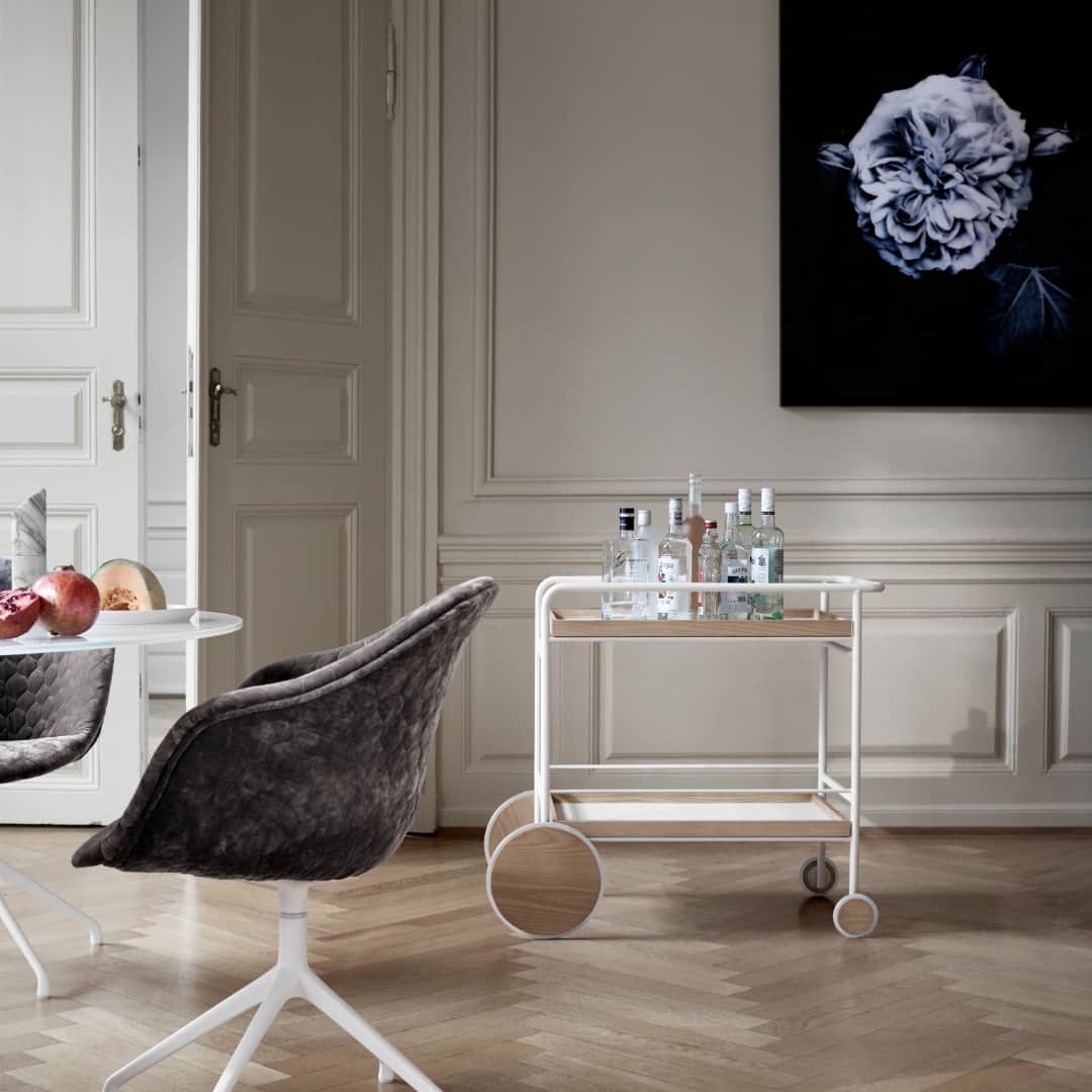 BoConceptさんのインスタグラム写真 - (BoConceptInstagram)「Play with textures like velvet to update a traditional dining space, and don't forget the cocktail trolley.  #cocktailtrolley #sydneytrolley #bartrolley #danishdesign #livingroom #diningroom #boconcept」6月30日 22時37分 - boconcept_official
