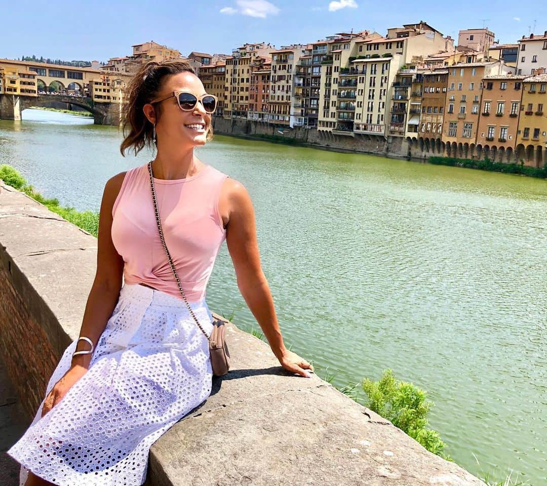 のインスタグラム：「A smile before realizing I’m frying my flank on this stone wall over the #arnoriver #pontevecchio.  #104degreestoday 🔥 #evatravels」
