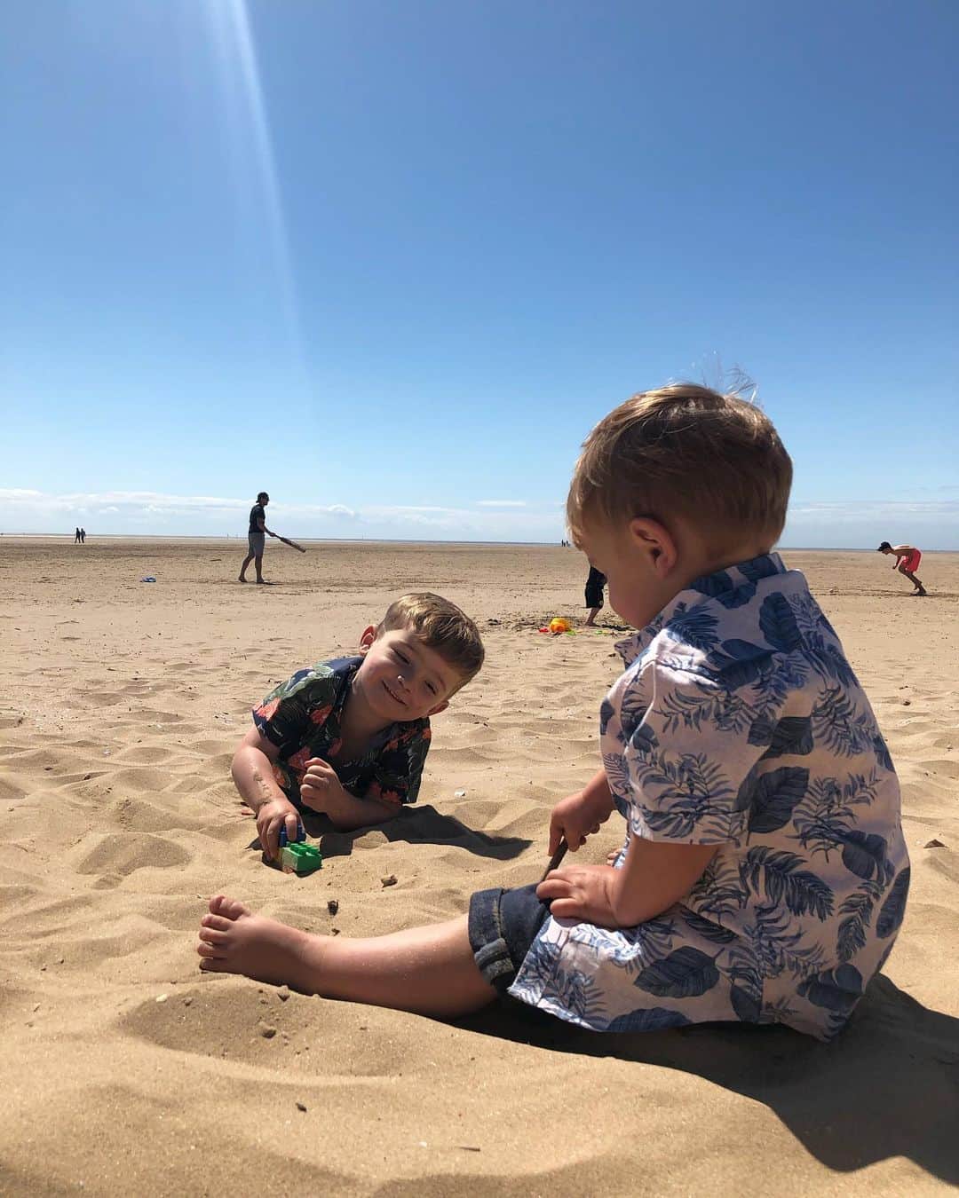 ヘレン・スケルトンさんのインスタグラム写真 - (ヘレン・スケルトンInstagram)「Happiness is a Hawain shirt at the beach. The Great British Seaside...... we may not always be stylish but we are fun. (Inbetween trike, toddler and treat tantrums obviously!) #beachfun #seasidesunday #beach #boys #sandcastlesfordays #hawainshirt」6月30日 22時44分 - helenskelton