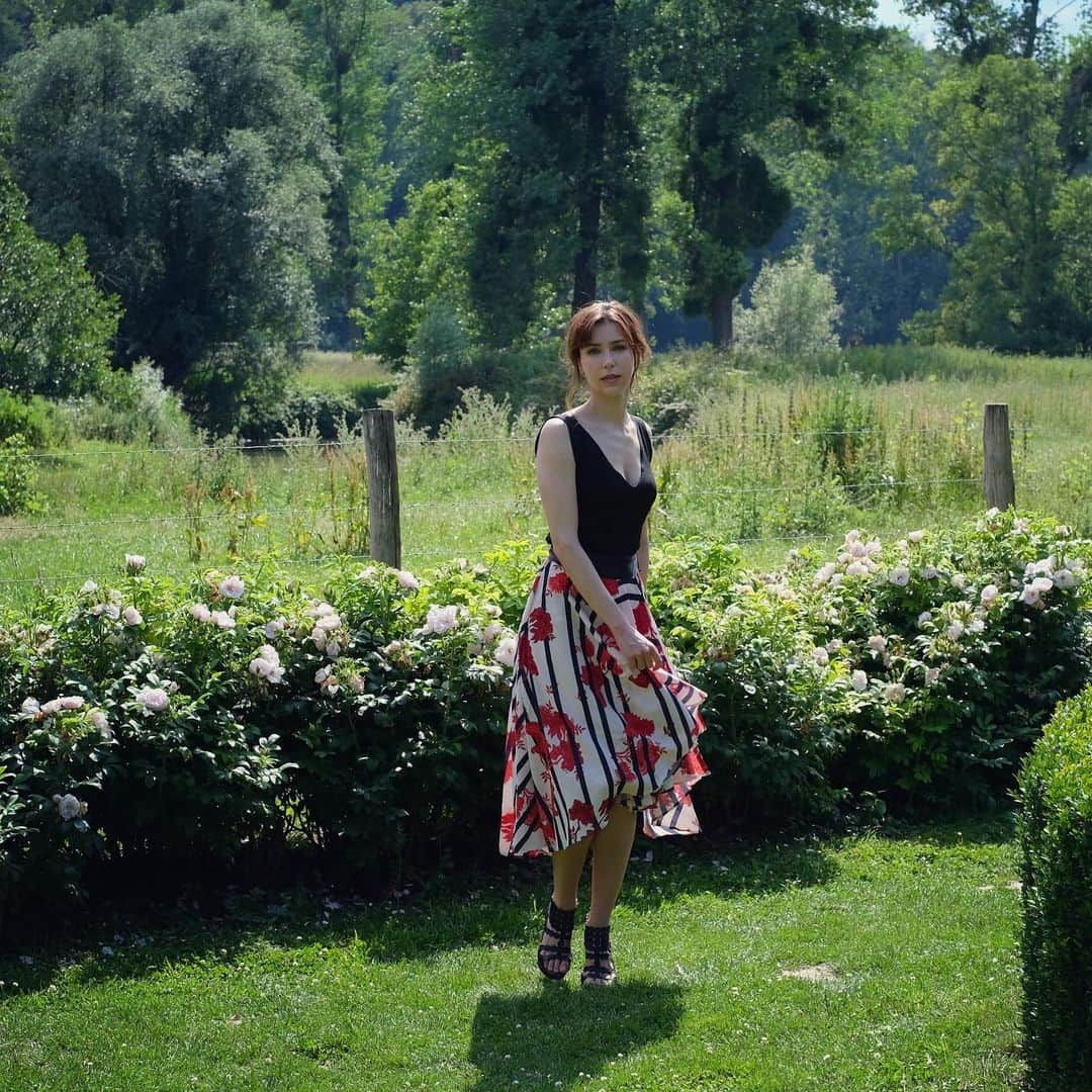 ステファニー・ヨーステンさんのインスタグラム写真 - (ステファニー・ヨーステンInstagram)「Sunday sway 💃🍃 I love spending the summer surrounded by nature.  #happysunday #natureisbeautiful #lovegreen #rosegarden #自然好き #オランダ #薔薇の庭  Photo by @mickymactroy」6月30日 22時46分 - stefaniejoosten