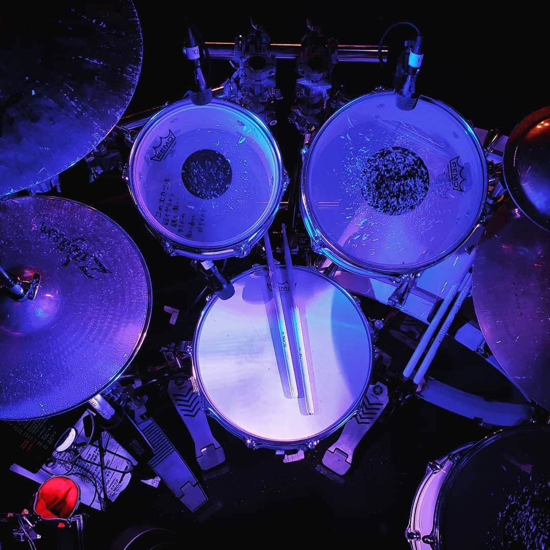 O-JIROのインスタグラム：「CRACK6 カナリアツアー 大阪。今日も熱いいいライブだった〜！叩ききったよ、完全燃焼。自然にテンション上がるいいライブだったなぁ。ｳﾌﾌﾌ。」