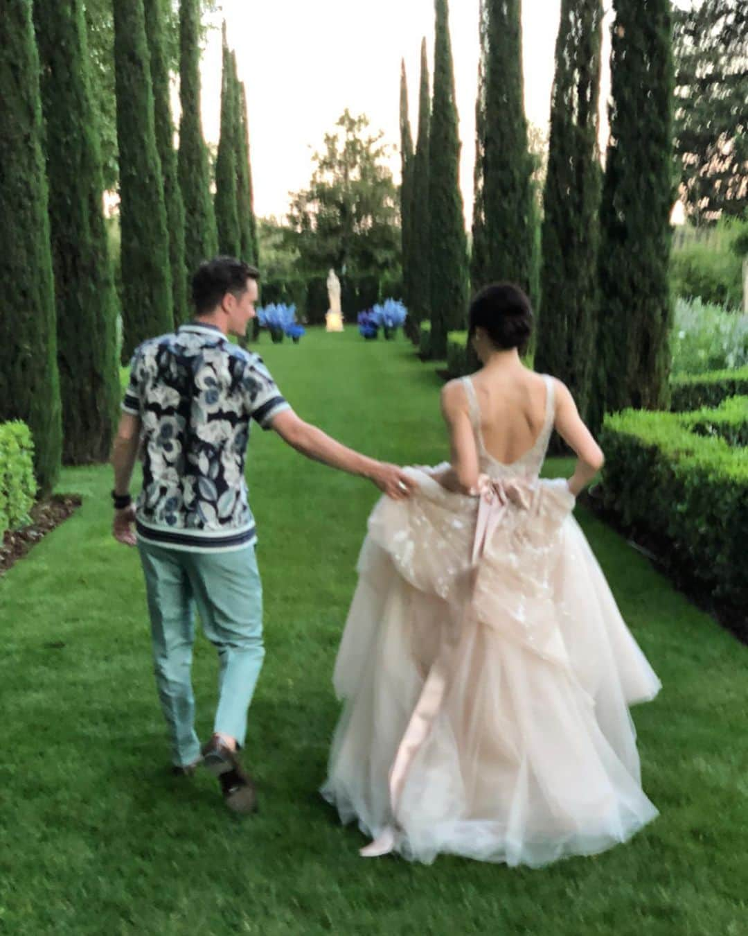 ジェレミー・アボットのインスタグラム：「Week 2 was spent celebrating the love of @meryledavis (my friend, my Disney princess, and my forever prom date) and her amazing new husband @3fedor3  It was a week of pure joy, love, friendship (new and old), and magic from beginning to end. A week in my life I will never forget.  TABLE 8 FOR LIFE! ❤️ #jermer #table8 #love #merdor #champagne #avignon #sancerre #chateauneufdupape #france」