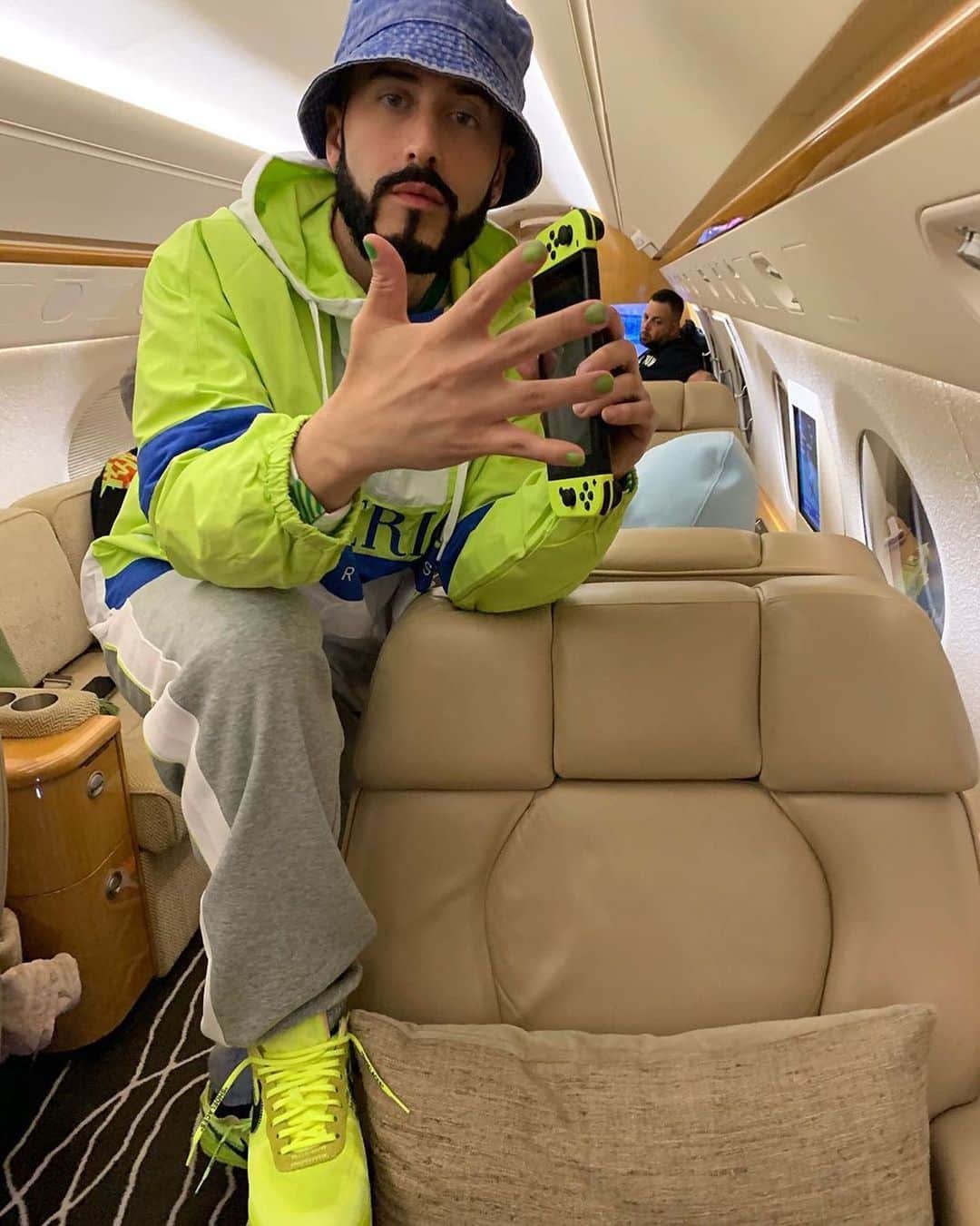 ペリーエリスのインスタグラム：「@yandel accepts the #greennailschallenge to raise awareness for mental health rocking the Popover Jacket and Racer Stripe Fleece Pant from the #PerryEllisAmerica collection. #repost」