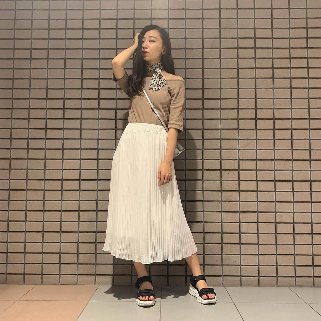 鈴木海那さんのインスタグラム写真 - (鈴木海那Instagram)「🐆 #ootd #gu #globalwork #しまむら #プチプラ #今日のコーデ #今日のファッション #コーデ #休日 #休日コーデ #dayoff #ファッション #アシンメトリー #リブアシンメトリーネック #リブアシンメトリーネックt #レオパード #レオパードスカーフ #スカーフ #プリーツスカート #スポサン #fashion #instafashion #instalove #プチプラ #プチプラコーデ #オシャレさんと繋がりたい #お洒落さんとつながりたい #lfl」6月30日 22時53分 - suzuki_miina