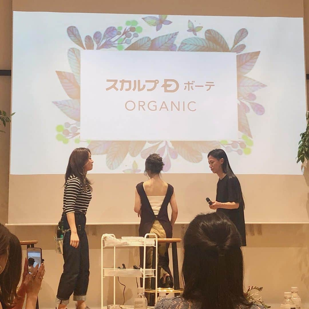 濵松里緒菜さんのインスタグラム写真 - (濵松里緒菜Instagram)「* * * 先日は、 「大人女子スタイル2019 Summer presented by スカルプD ボーテ」の イベントに参加させて頂きました😊 * * イベントでは、 美容師さんによるトークや簡単ヘアアレンジ、 商品開発担当の北川愛子さんによるトークが行われました！ * 日々のストレスであったり、 紫外線やカラーによるダメージであったりと 女性には多くの頭皮ストレスがあるそうです🤭 * だからこそ、 美髪を目指すためには頭皮ケアが とても重要だと知りました✨ * * こちらのトリートメントは、 頭皮にもつけてパックができるので、 髪の毛だけでなく頭皮のケアもできるという とても嬉しいアイテムです☺️ * 夏は特に、 髪や頭皮のケアが大切だと思うので、 これからスカルプDオーガニックの シャンプー・トリートメントを使って、 しっかりとケアをして美髪を目指していきたいです💪💕 * * イベントであったケータリングも可愛くて 一緒に写真を撮っちゃいました☺︎ * * #sponsored #スカルプDボーテ #スカルプDオーガニック #頭皮ケア #ヘアケア #シャンプー #オーガニック #大人女子スタイル #TRUNKHOTEL」6月30日 22時54分 - riona_hamamatsu