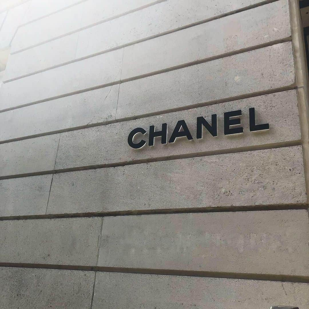 鈴木あやさんのインスタグラム写真 - (鈴木あやInstagram)「CHANEL main store in Paris.  いつまでの憧れのCHANELはやっぱり可愛いしワクワクする🥰 パリの本店へ行けてなんか私も大人になったなーとしみじみ嬉しくなりました。笑  次はいつ来れるかわからないし記念に青のサンダル買っちゃいました💙 いつかまたお仕事とかで来れるように頑張ろうっ！！！🇫🇷 #paris #chanel」6月30日 22時55分 - techitechiaya