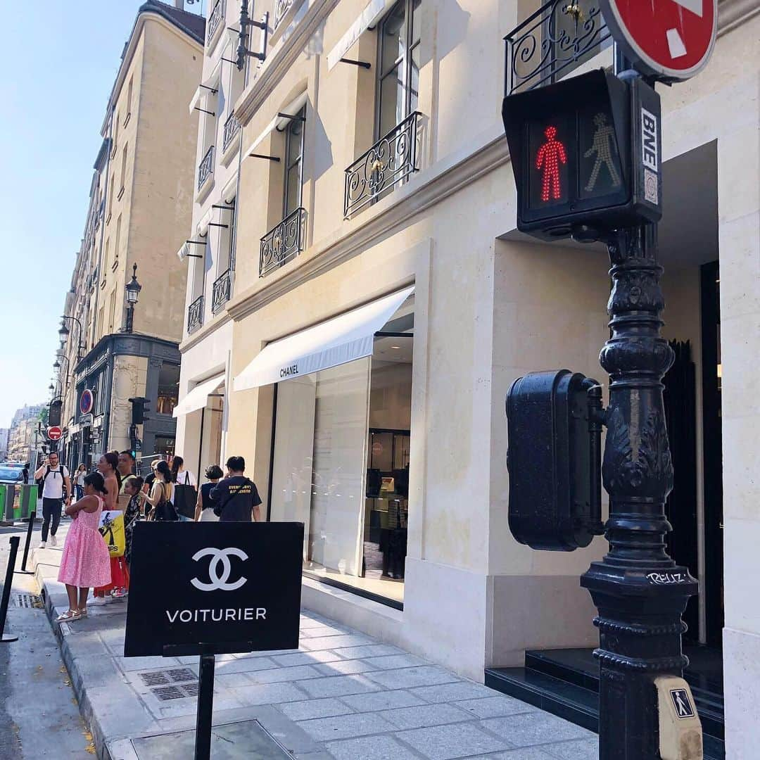 鈴木あやさんのインスタグラム写真 - (鈴木あやInstagram)「CHANEL main store in Paris.  いつまでの憧れのCHANELはやっぱり可愛いしワクワクする🥰 パリの本店へ行けてなんか私も大人になったなーとしみじみ嬉しくなりました。笑  次はいつ来れるかわからないし記念に青のサンダル買っちゃいました💙 いつかまたお仕事とかで来れるように頑張ろうっ！！！🇫🇷 #paris #chanel」6月30日 22時55分 - techitechiaya