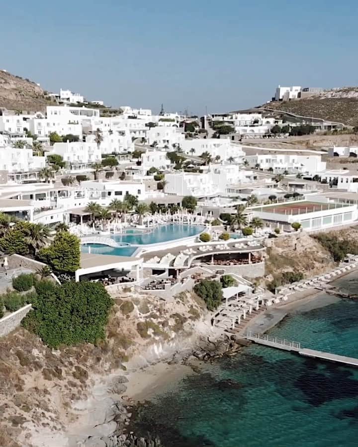 Manamiのインスタグラム：「⛱Agios Ioannis Beach 建物ぜーんぶwhite❕ ビーチ沿いのレストランもおしゃれだし 海も綺麗で大好きミコノス😭💙 ㅤ 📹 @dji_japan @djiglobal #mavicair 🎧 Blue window 🎼 Jef」