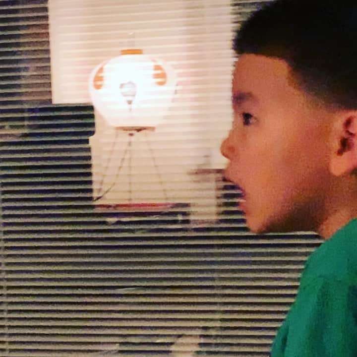 DJ DARUMAのインスタグラム：「ボブのビデオカメラの映像に偶然映り込んだ 巨大な影とウィルが描いた絵の怪物の形が完全に 一致した事に気がついた時の顔」