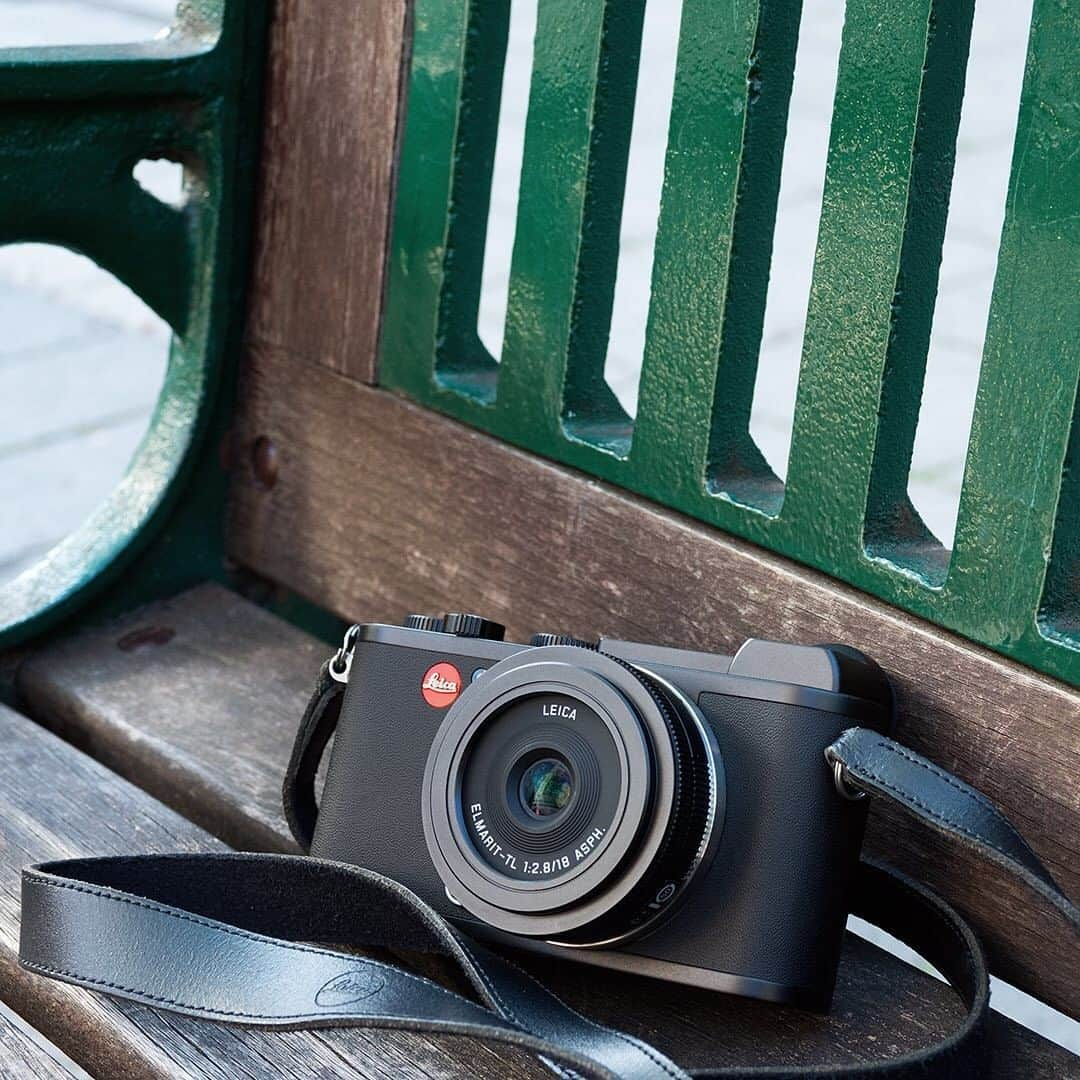 ライカさんのインスタグラム写真 - (ライカInstagram)「The perfect companion for a photo walk or your travels abroad this Summer. The Leica CL is a light-weight, compact camera with a 24 mega-pixel sensor that has you covered in all situations. Hit the bio link to discover the Leica CL for yourself.  #🔴📷 #LeicaCL #leica #leicacamera #leicaphotography #leica_world #cameraporn #leicaporn #dreambigpacksmall #compactcamera #leica_club #leicalove #streetphotography #travelphotography」6月30日 23時00分 - leica_camera