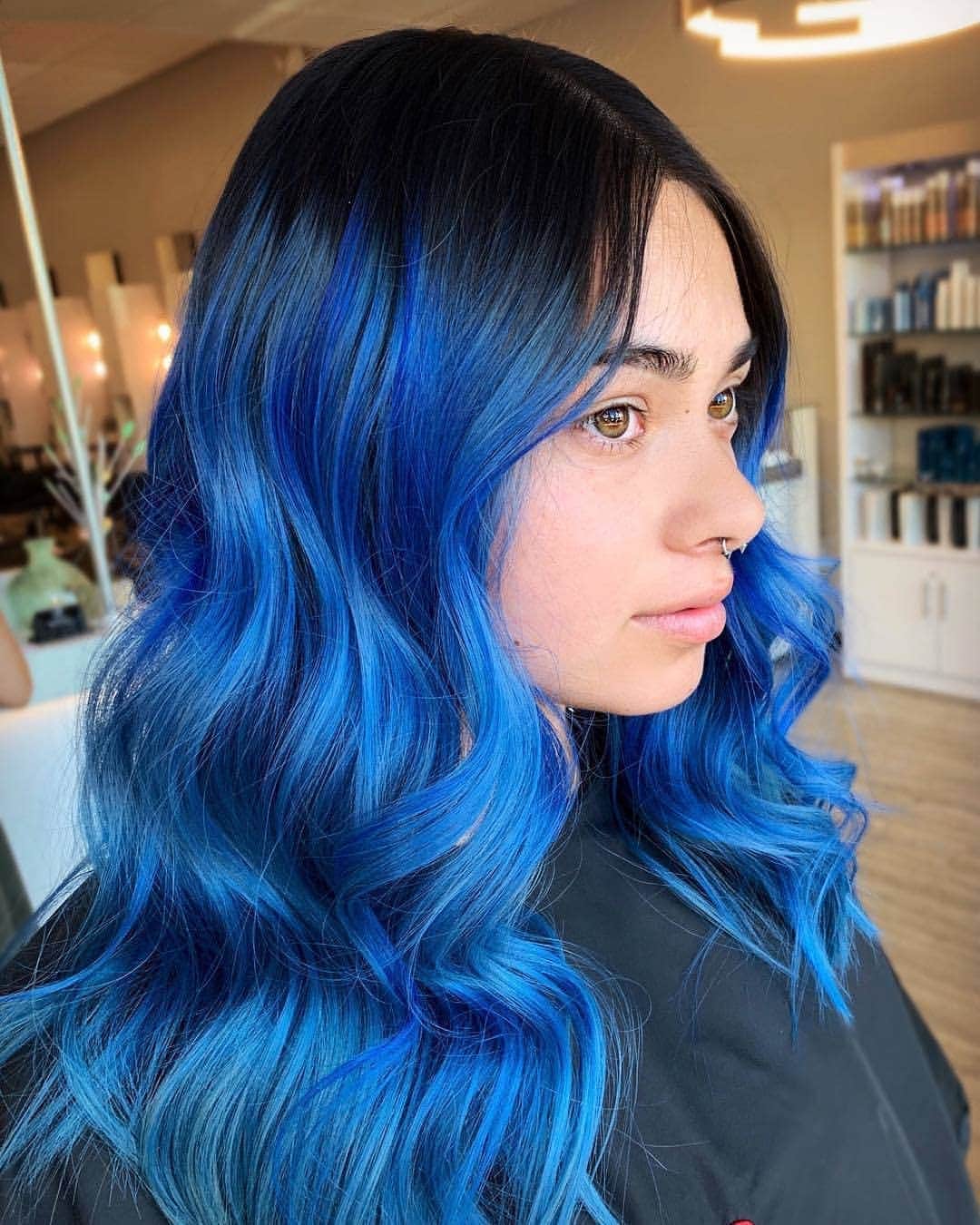 ghd hairさんのインスタグラム写真 - (ghd hairInstagram)「Sunday blues 💙  For waves like these, curl the sections of hair in the same direction before brushing out into harmonized waves 🌊✨ @karamiaaa  #ghd #ghdhairpro #bluehair #bluewaves」6月30日 23時00分 - ghdhair
