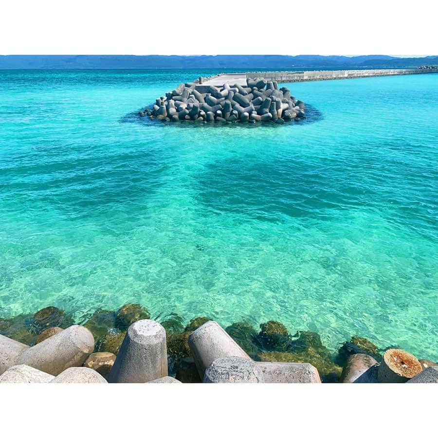 中川ジュリアのインスタグラム：「鳩間島もめちゃ海綺麗で感動した 透明でほんとにエメラルドグリーンとブルー🐠 日差しが強いから長袖の水着で良かった3日間 #鳩間島」