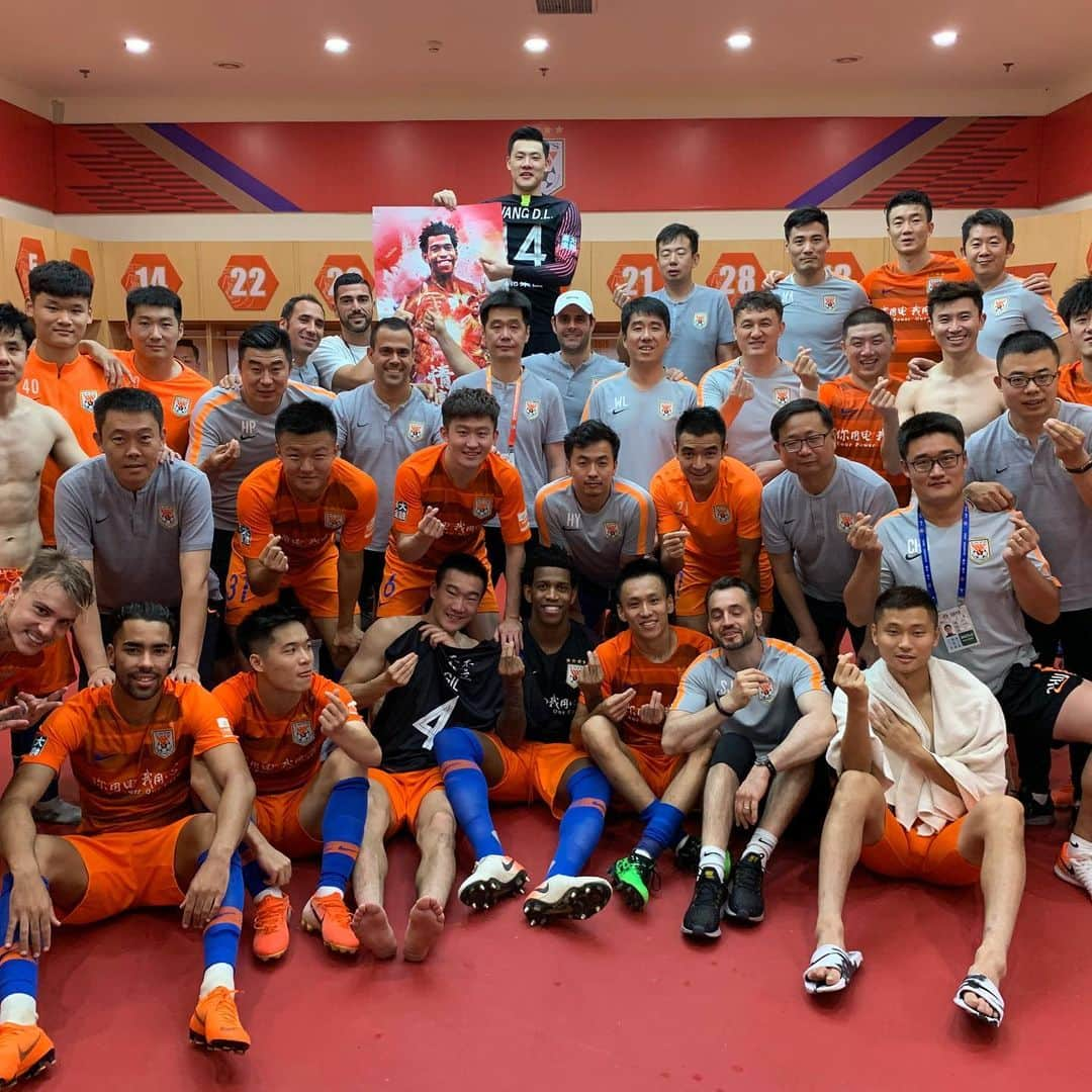 グラツィアーノ・ペッレさんのインスタグラム写真 - (グラツィアーノ・ペッレInstagram)「What an incredible win in a derby against @guoanfootballclub ... proud of u guys 🧡. And big good luck for his future to my amigo @gilzagueiro04 , it was a pleasure to share moments with u ... u are a great player and amazing man 💪🏽」6月30日 23時15分 - gpelle19_official