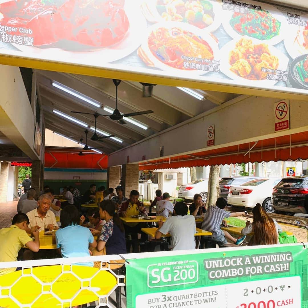 おぎたともこさんのインスタグラム写真 - (おぎたともこInstagram)「シンガポールで、「地元の人が行く様なとこでご飯食べたい」とリクエスト。  #このみおぎたともこ #旅行芸人 #初めてのシンガポール #メニューがたくさん #お店がたくさんあって座って食べるシステム #フードコートみたい #よくわからん料理も食べた #餅みたいなものに謎のタレ #なんじゃこりゃ　 #シンガポールに何回も行ってる友達が案内してくれる #ありがとう友達 #英語もペラペラ」6月30日 23時09分 - konomiogitatomoko