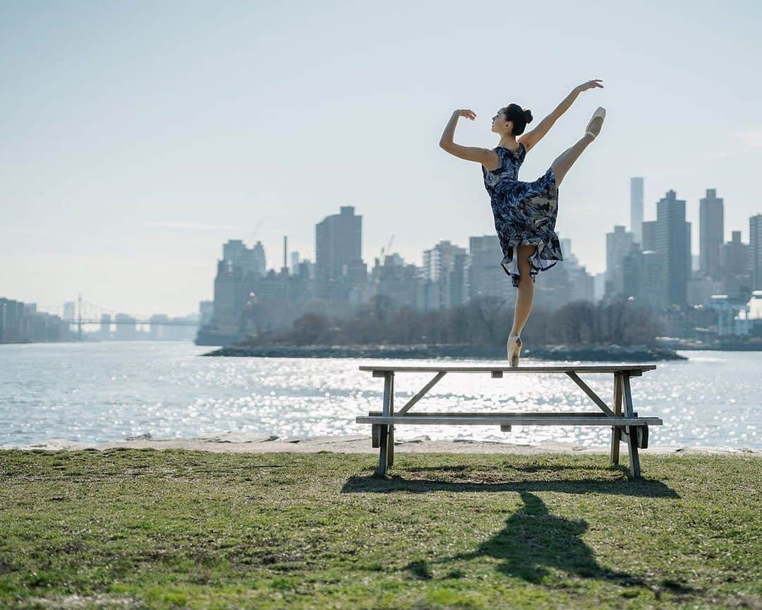 ballerina projectさんのインスタグラム写真 - (ballerina projectInstagram)「Juliet Doherty on Randall’s Island. #ballerina - @julietdoherty #randallsisland #newyorkcity #eastriver #ballerinaproject #ballerinaproject_ #ballet #dance #pointe #julietdoherty  With the upcoming conclusion of the Ballerina Project limited edition prints will be only available for a limited time. Link is in our Instagram profile to purchase one today.  The Ballerina Project book is now available for pre-order. Go to @ballerinaprojectbook for pre-order link and info. #ballerinaprojectbook」6月30日 23時09分 - ballerinaproject_