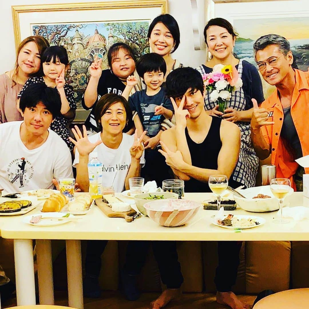 原日出子さんのインスタグラム写真 - (原日出子Instagram)「今日は 明日お誕生日の次女を祝って 家族でお家ご飯💖 昼間 プレゼントを買いに みんなでららぽーとに出かけ 食材も買って 夕方からお料理。 家族だけでも9人ですから 結構賑やかですw みんなで食べるご飯は 美味しいですね👍 孫達も 大喜び💖 みんな健康で それぞれ頑張って生きてることが 何より幸せだと しみじみ思う今日この頃です(o^^o) お誕生日おめでとう🎂🎁🎉💖 生まれて来てくれて ありがとう❣️ #お家ご飯 #母ちゃんの味 #家族でご飯 #お誕生日」6月30日 23時10分 - hara_hideko