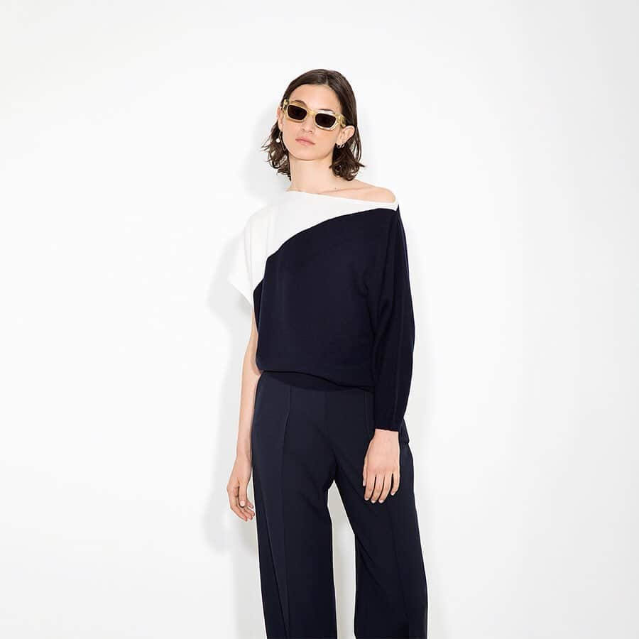 Johnstonsさんのインスタグラム写真 - (JohnstonsInstagram)「Our dark navy & ecru pure cashmere bi-colour asymmetric sweater.  A beautiful and timeless piece which is perfect for transitioning through the seasons. . Shop the Summer sale. Up to 50% off, see the link in bio.」6月30日 23時11分 - johnstonsofelgin