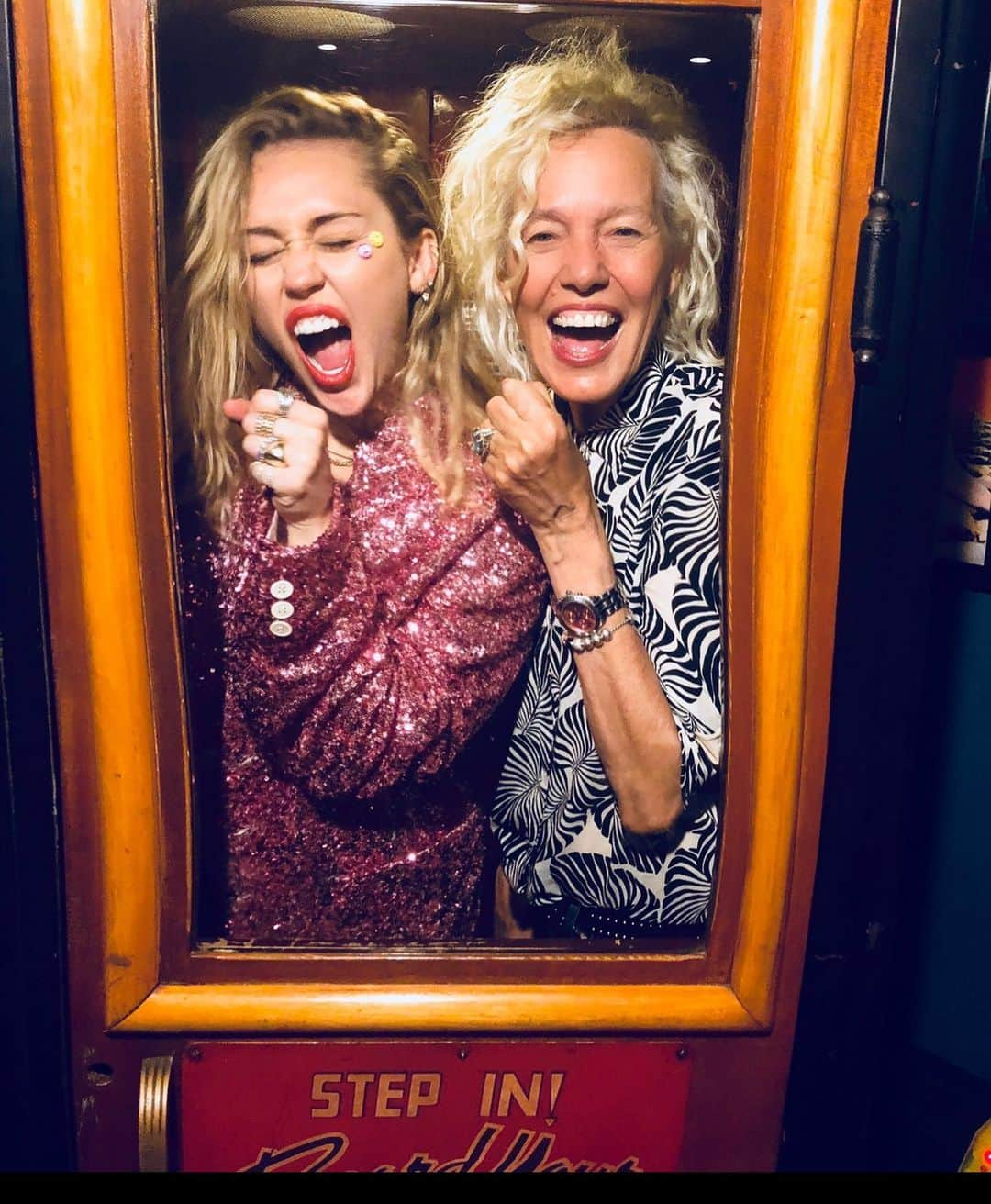 エレン・ヴォン・アンワースさんのインスタグラム写真 - (エレン・ヴォン・アンワースInstagram)「Goid luck in @glastofest today @mileycyrus 💕💦💜💥 Wish I was with you, like in this «  do your own record » box! @electricladystudios @ellenvonunwerthvon」6月30日 23時13分 - ellenvonunwerth