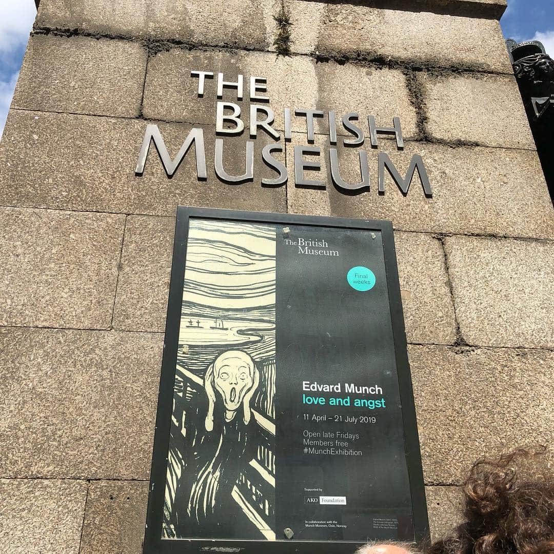 まさちゅうのインスタグラム：「ロンドンの大英博物館に行って疲れたからスタバで休憩😌 #London」