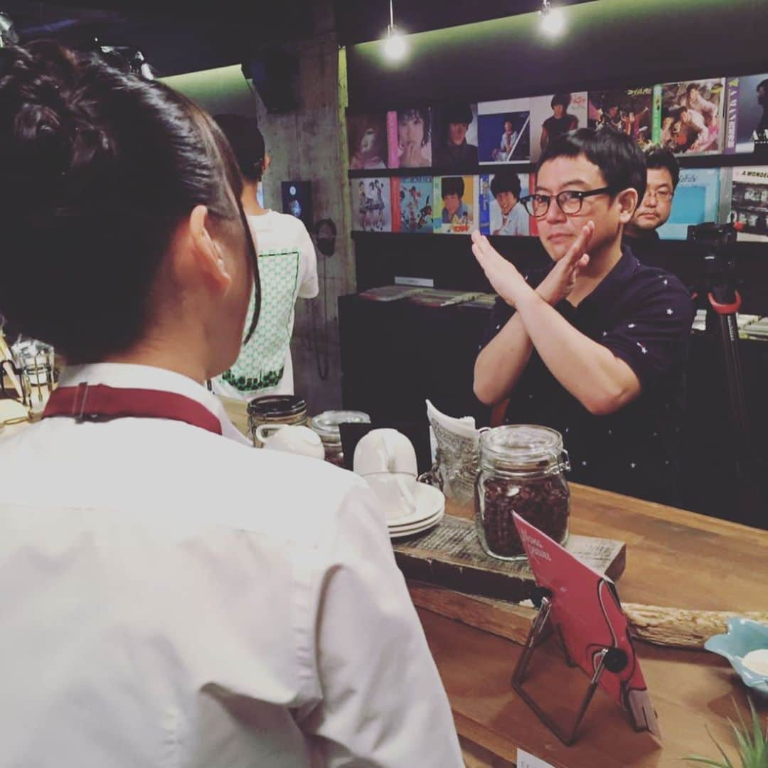 スネオヘアーさんのインスタグラム写真 - (スネオヘアーInstagram)「#スネオヘアー #想い出喫茶ヒッソリー  #店内の様子 #撮影はマスター #カンケ さん #バイトさん  #横山実郁 ちゃんに #ryutist  #不思議なサインを送っている常連客さんの図 #気持ち実郁ちゃん首を傾げていますね  TeNY（テレビ新潟） 「想い出喫茶ヒッソリー」 7月の放送は 7月18日（木）深夜25:59〜 #お客様は #西寺郷太 氏 #ノーナリーブス #nonareeves  どうぞお楽しみに！ #新潟 #長岡 #柏崎 ▼番組オフィシャルInstagram始まりました！ 皆さん宜しかったら是非フォローお願いしまス。  @hissory_music ▼番組オフィシャルサイト→ https://hissory.com」6月30日 23時19分 - suneohairofficial