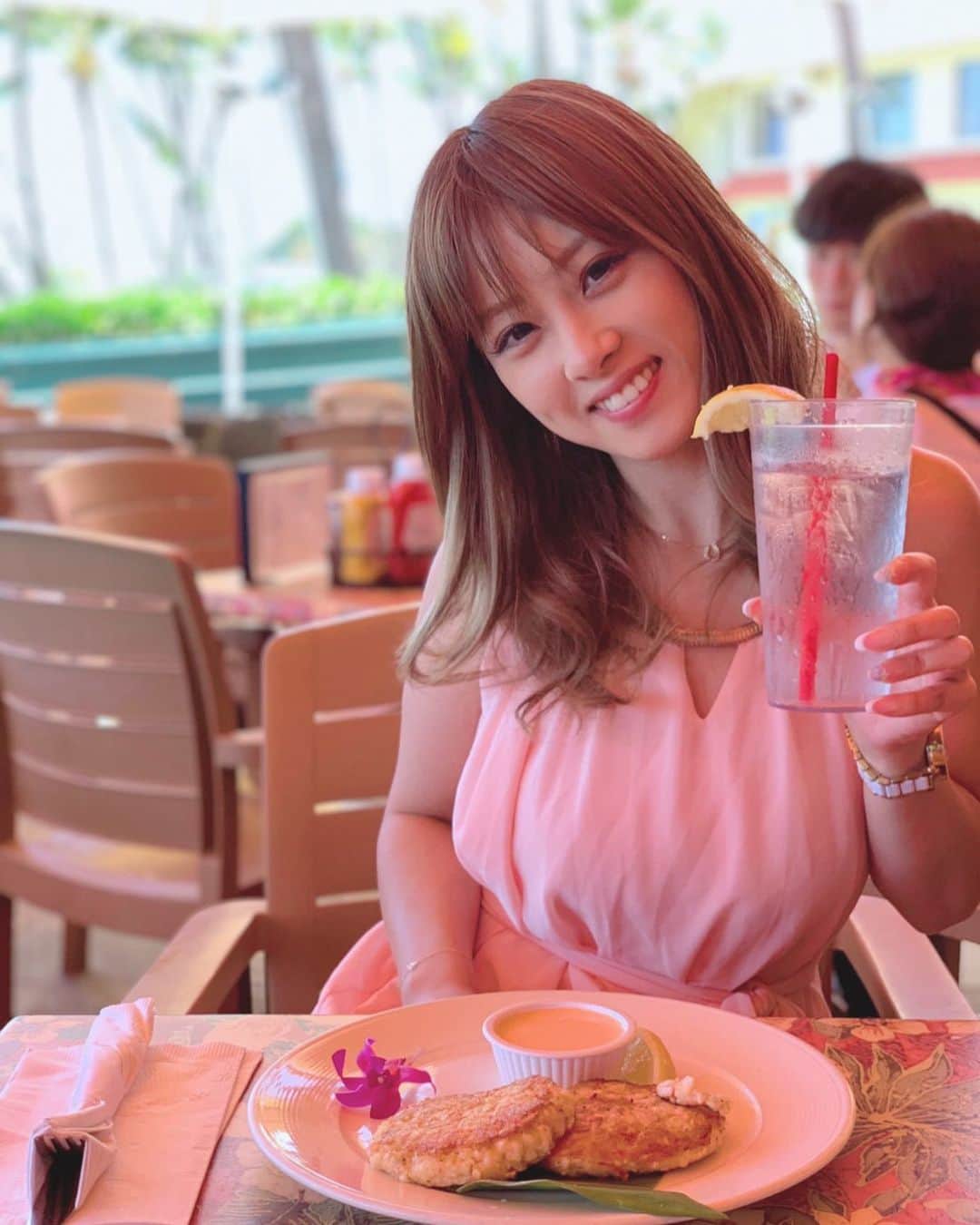 野田彩加さんのインスタグラム写真 - (野田彩加Instagram)「めっちゃ嬉しそうだけど、持ってるの水🤣🤣🤣 #上半期 #2019 #water #pink #hawaii」6月30日 23時20分 - aya.205