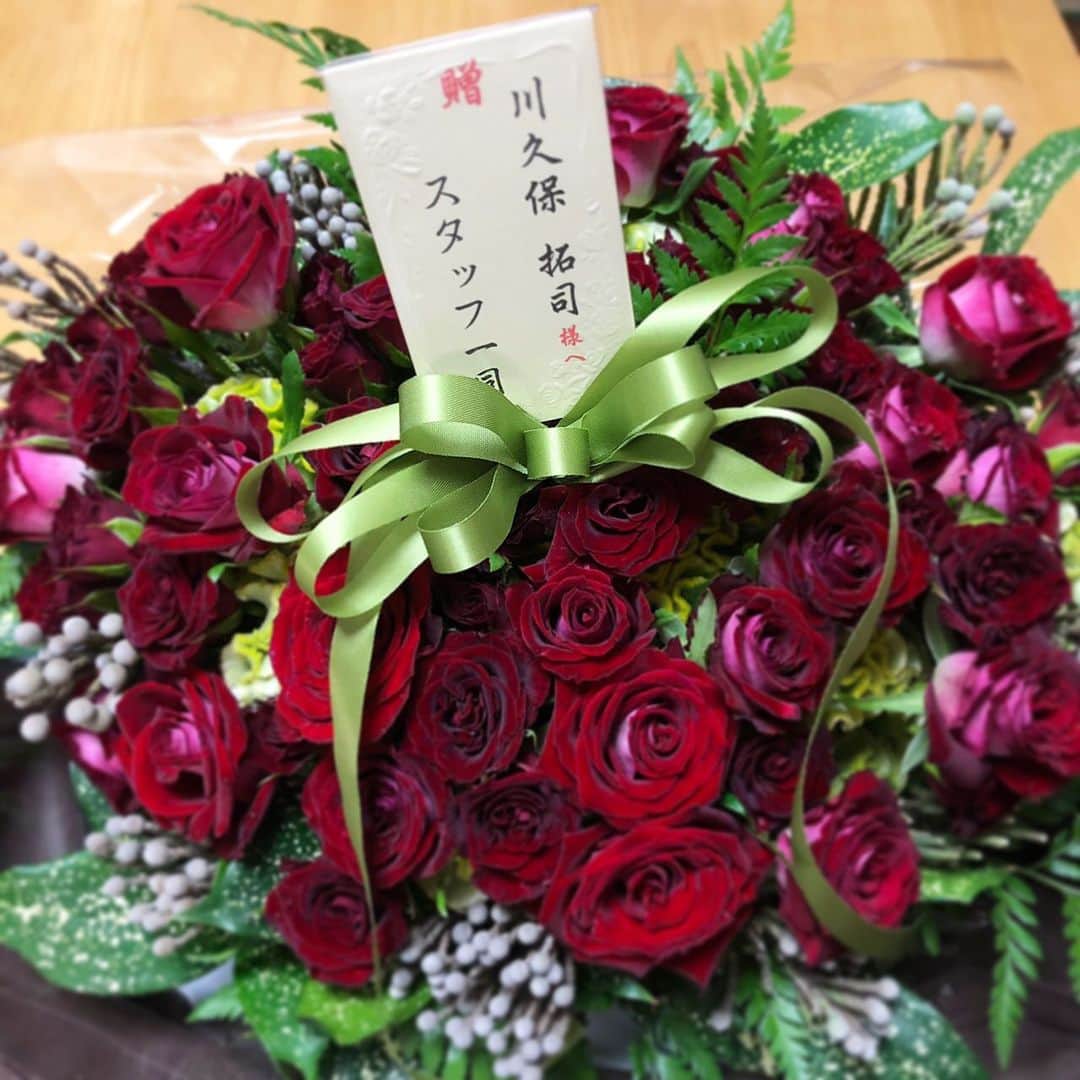 のインスタグラム：「こういう心遣い、とても嬉しくなっちゃうよね。 楽しいお仕事でした！ またお知らせします！  #撮影 #薔薇 #お花をもらうってとても嬉しいよね」
