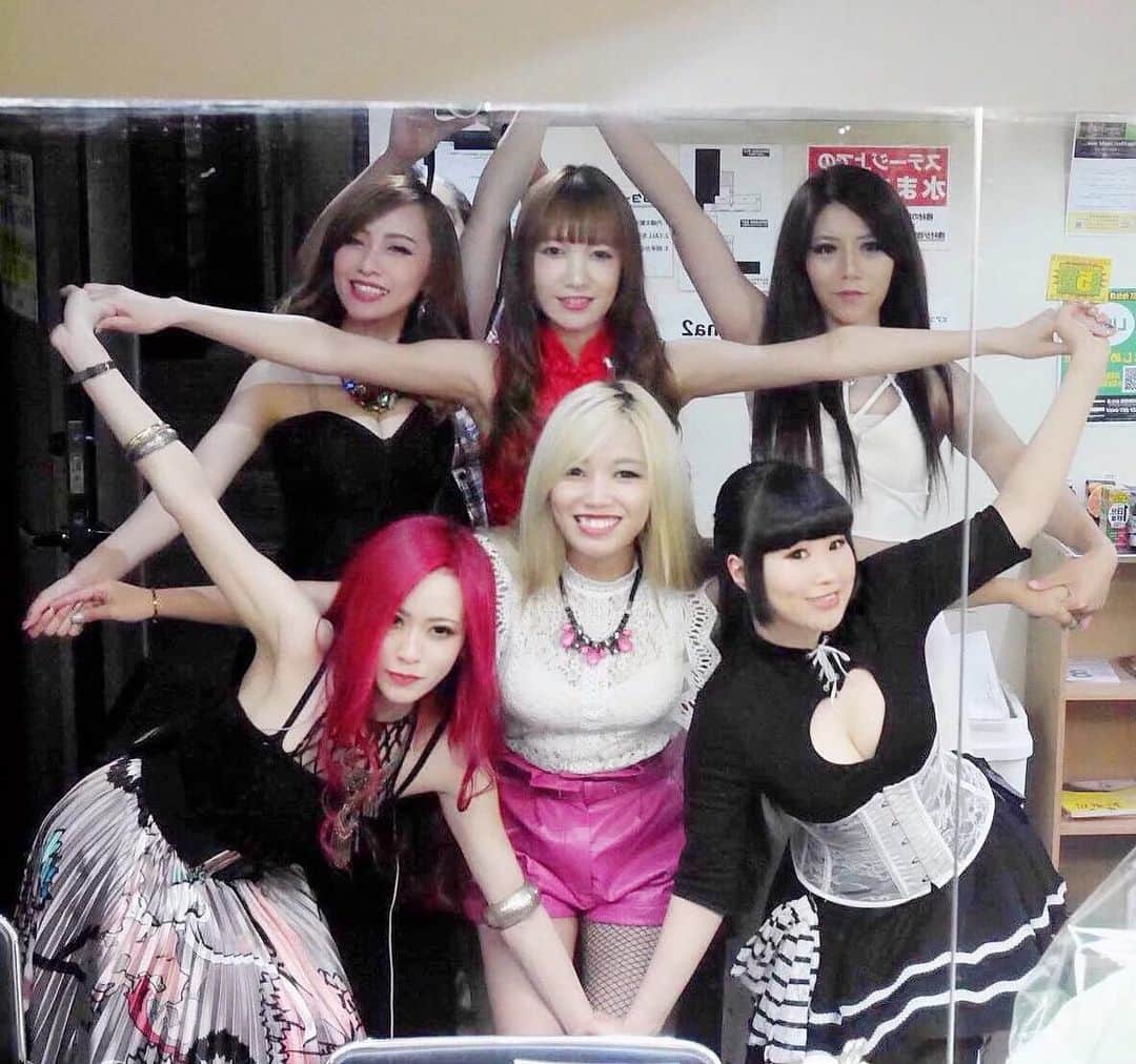 R!Nのインスタグラム：「仙台MACANAありがとうございました！ 本来はSAKIさんパートの公演でしたが、急遽お呼ばれして出演させて頂きました。  SAKIさんの歌声を楽しみにされていた方々に、どんな反応をされるかなと内心ドキドキしながらのステージでしたが、暖かく迎えてくださりホッとしました。熱くエネルギッシュな中にある優しさで溢れるフィールドが、Aldiousの世界の魅力の一つでもあるんだなと実感した夜でした。  そして見納めになるであろうSAKIさんとのツインボーカル、3月のFC限定ライブ以来のお披露目でしたが、あの日よりも何百倍も打ち解けられたのと、曲が身に染み付いたのもあってか、心から本当に楽しい時間でした。  東北ブロックはこれにて終了！ 出会えた皆さんのご縁を大事にしたいと思います！次は北海道！楽しみにしています☺️ #Aldious #metal #band #仙台 #仙台macana #アルディアス」