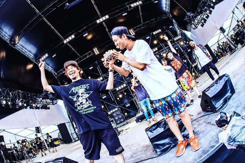 ORANGE RANGEさんのインスタグラム写真 - (ORANGE RANGEInstagram)「6月の振り返り③  そして昨夜のHIROKIの誕生日ライブは、初参戦の京都大作戦でした。 10-FEETメンバー、お客さんみんなに祝っていただきました🎂  2019.06.29 sat 京都大作戦2019 〜倍返しです！喰らいな祭〜 at 京都府立山城総合運動公園 太陽が丘特設野外ステージ  photo by @leifilmworks  #ORANGERANGE（@orangerange_official） #10FEET #京都大作戦」6月30日 23時27分 - orangerange_official