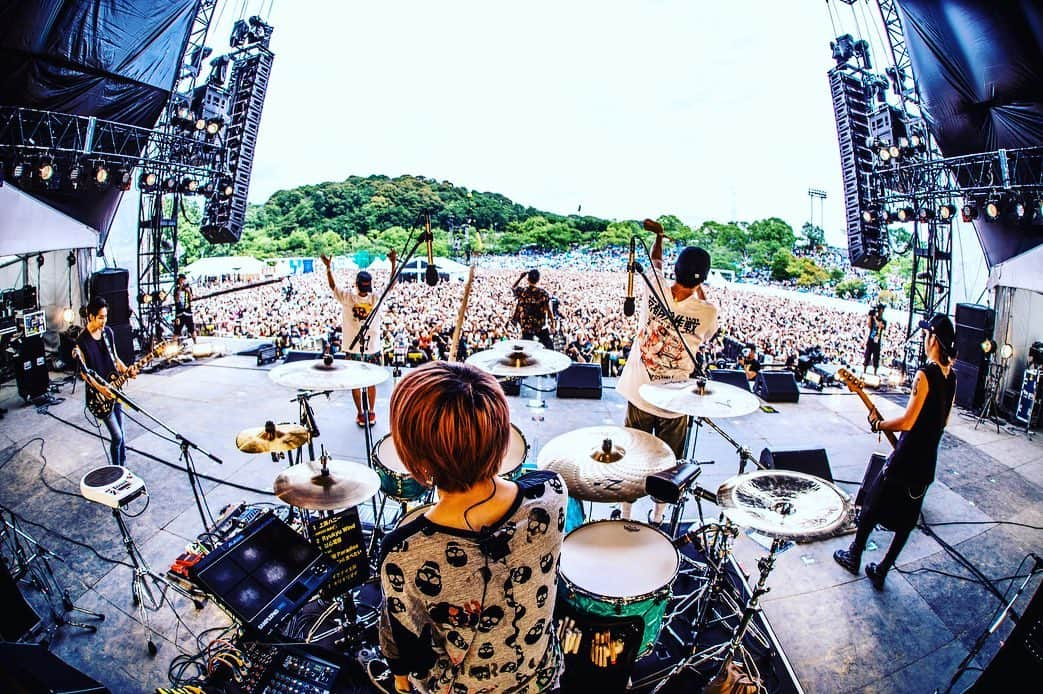 ORANGE RANGEさんのインスタグラム写真 - (ORANGE RANGEInstagram)「6月の振り返り③  そして昨夜のHIROKIの誕生日ライブは、初参戦の京都大作戦でした。 10-FEETメンバー、お客さんみんなに祝っていただきました🎂  2019.06.29 sat 京都大作戦2019 〜倍返しです！喰らいな祭〜 at 京都府立山城総合運動公園 太陽が丘特設野外ステージ  photo by @leifilmworks  #ORANGERANGE（@orangerange_official） #10FEET #京都大作戦」6月30日 23時27分 - orangerange_official