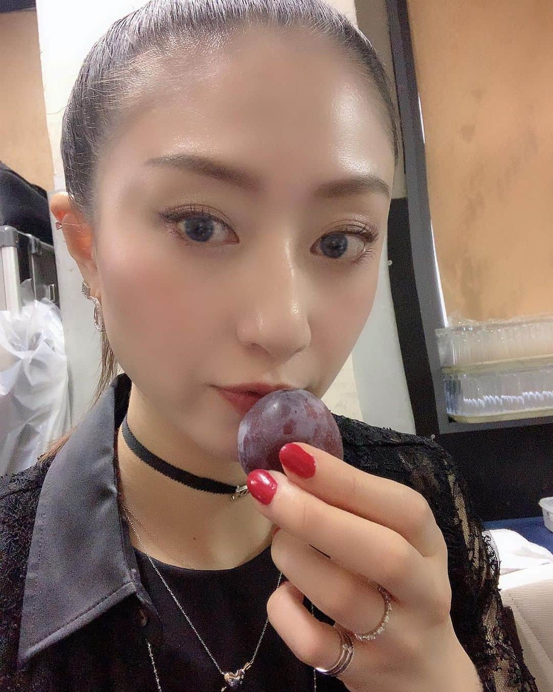 鳳翔大さんのインスタグラム写真 - (鳳翔大Instagram)「本日も無事終了しました💍  ありがとうございました‼️ 明日もお待ちしておりまーす❤️ 赤トートBagや、ライトグレー、ベージュの縦長Bagは在庫残り少なくなっていますので、是非お早めに‼️ 新作ブレスレット、めちゃくちゃ人気です✨  見に来られた方は、皆様付けて下さいますー！ そして、綺麗〜😍って言って下さるので嬉しいです😂  是非、現物を見にいらして下さい😝  ちなみに、私が付けている新作ピアスもめちゃくちゃ可愛いですー😍  #dineige  #ピアス #ジュエリー #ダイヤブレスレット #プラチナ #京都ガーデンパレス #展示会」6月30日 23時28分 - dai_hosho_official