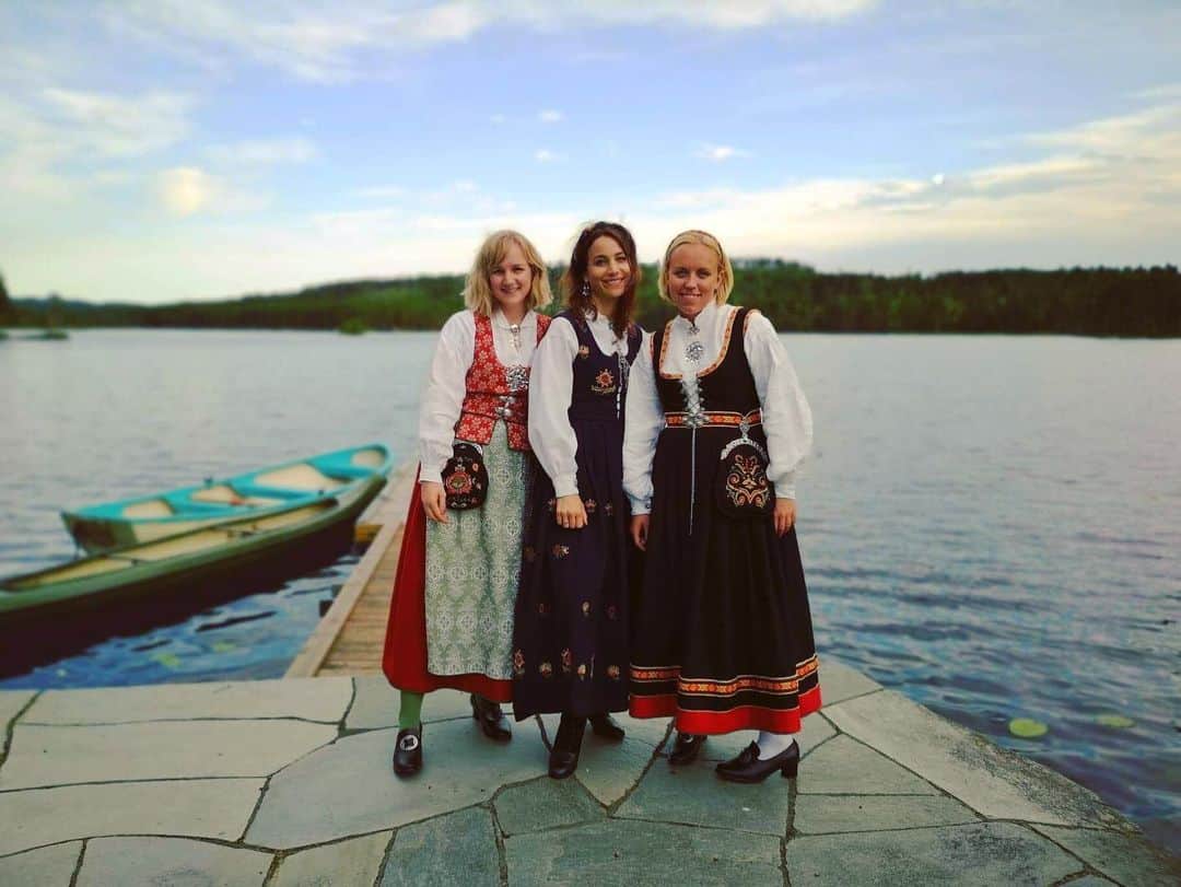 ティーネ・ティング・ヘルセットのインスタグラム：「Norwegian fairytale wedding this weekend 👰🏼 #jessogaudun 🤵🏻 @gurofrosk @kristinemauseth and I wore our traditional #bunad ( 📸 @bassbone85 )」