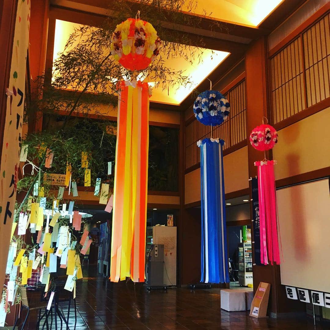 【公式】湯の杜 ホテル志戸平さんのインスタグラム写真 - (【公式】湯の杜 ホテル志戸平Instagram)「もうすぐ七夕！ということで ホテル志戸平では、七夕飾りをご用意しております！ 誰かの事を思う短冊が多く、願いを眺めているだけで、幸せな気持ちになれます！ お越しの際は、是非大切な誰かの幸せを願い、短冊を飾ってくださいませ！  #岩手 #花巻 #志戸平 #ホテル志戸平 #七夕 #志戸平温泉 #誰かの幸せに繋がりますように」6月30日 23時41分 - shidotaira