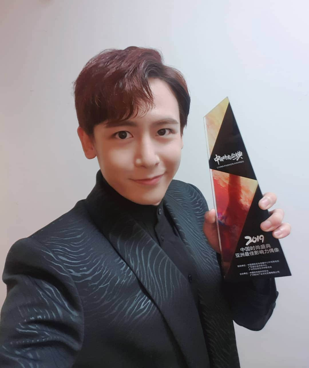 2PMさんのインスタグラム写真 - (2PMInstagram)「2019 China Fashion Awards 에서 아시아최고영향력우상상을 수상한 닉쿤! 수상을 진심으로 축하합니다💐💕 앞으로도 글로벌한 닉쿤의 행보를 기대해주세요🤗. - #2019ChinaFashionAwards #아시아최고영향력우상상 #수상을축하합니다 #레투스타그램」6月30日 23時33分 - real_2pmstagram