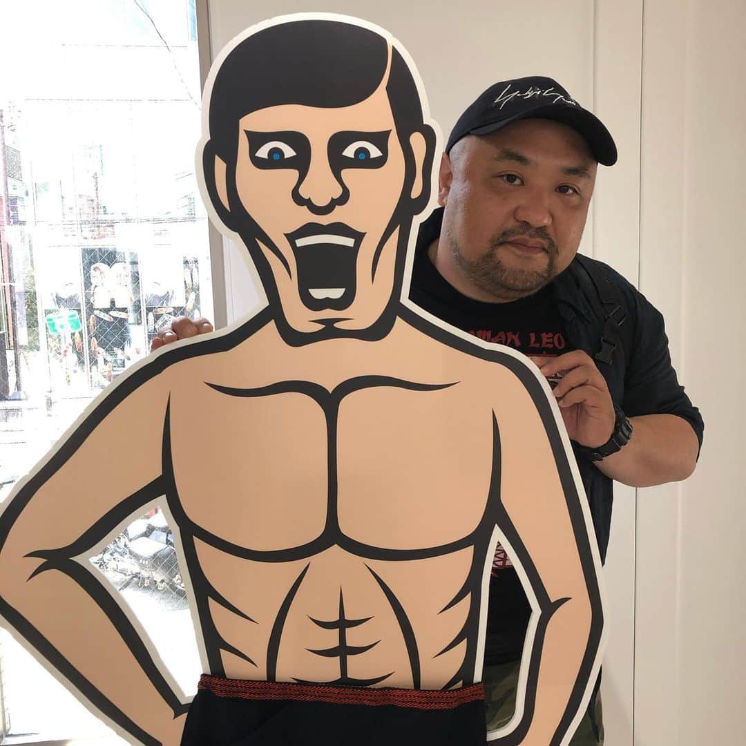 丸山ゴンザレスのインスタグラム：「パンクドランカーズさんとGAPさんの展示会に行ってきました。どっちも好きな系統のアイテムが多くて楽しかったです。」