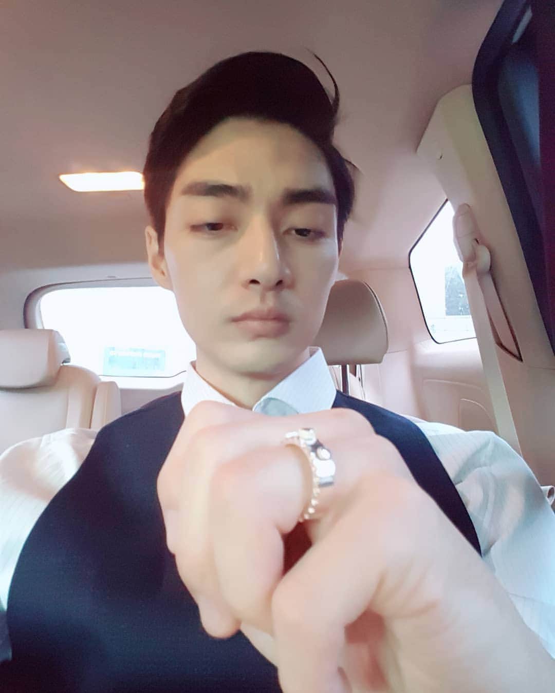 キム・ジュンのインスタグラム：「#물끄러미 #드바스크 #debassqq」