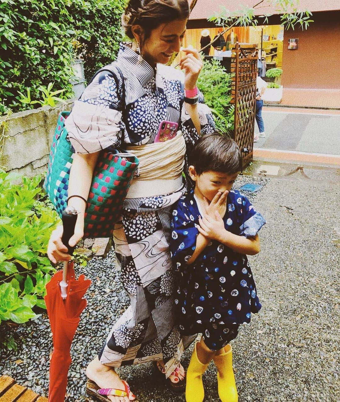 スザンヌさんのインスタグラム写真 - (スザンヌInstagram)「息子のはだけた甚平に長靴に女子ポーズがたまらない😂💙﻿ ﻿ わたしの携帯📱の位置もだいぶ気になるところ。。笑﻿ ﻿ 着付けも髪の毛もぜんぶ﻿ 我らがゆち（ゆきねーちゃん）がしてくれた🔴﻿ ﻿ 帯板がなくって、わたしのお腹には段ボールが入ってる📦﻿ もはや、わくわくさんの域。笑﻿ ﻿ いつもほんとーにありがとう😍﻿ ﻿ ﻿ ﻿ 浴衣着た経緯も﻿ 大好きばっかりが集まったことも﻿ たくさん書きたいこと載せたい写真が﻿ ありすぎるからまたそれはゆっくり❤︎﻿ ﻿ ﻿ ﻿ ﻿ あと、熊本の大雨心配してコメントくれたみなさん、連絡くれたお友達、﻿ ほんとにありがとう！！﻿ ﻿ 朝は激しい雨にびっくりしましたがお昼過ぎにはわたしたちの住んでいる場所は雨が落ち着いて﻿ 夕方は傘をささなくて大丈夫になりました🙆‍♀️﻿ ﻿ とはいえ、﻿ 土砂災害や河川増加がこれからも﻿ 心配です。﻿ 引き続き気をつけて過ごしましょうね！﻿」6月30日 23時38分 - suzanneeee1028