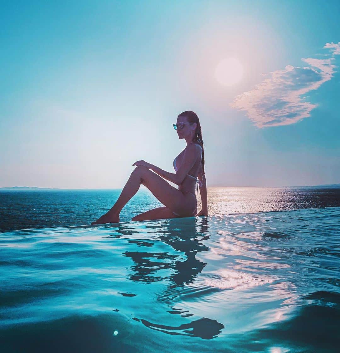 アンドレア・ヴェルソワさんのインスタグラム写真 - (アンドレア・ヴェルソワInstagram)「🐬The best way to cool down and survive these heats😅☀️💦 Najlepší spôsob ako sa schladiť a prežiť tieto horúčavy... #summertime #beachside #heats #sundaychilling #bikinigirl #poolside #whiteswimsuit」6月30日 23時43分 - andreaveresovaofficial