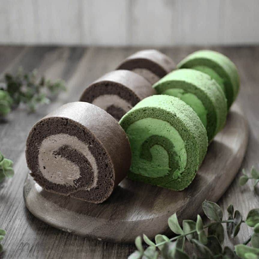 Matchæologist®さんのインスタグラム写真 - (Matchæologist®Instagram)「😍 Can’t decide between #Chocolate or #Matcha? Why not have both?! 💚 Tag your #Matchaholic friends who would be in heaven with this Matcha and Chocolate Roll Cake Combo 🙏 (📷: @kinarie) ✨ P.S. We have something very exciting lined up for you tomorrow...so make sure to keep checking our page for updates! ✨ . Want to make your own delicious matcha roll cake? We recommend our Midori™! 🍃 It’s the perfect matcha grade for use in any matcha dessert recipes that require a deep green colour and the flavour intensity to shine through other ingredients 🍵🌿 . Share a capture of your matcha creations with us by tagging @Matchaeologist #MatchaCreations . For premium-quality matcha 🍵, please visit Matchaeologist.com . Follow our bio link 👉@Matchaeologist . Matchæologist® #Matchaeologist Matchaeologist.com」6月30日 23時50分 - matchaeologist