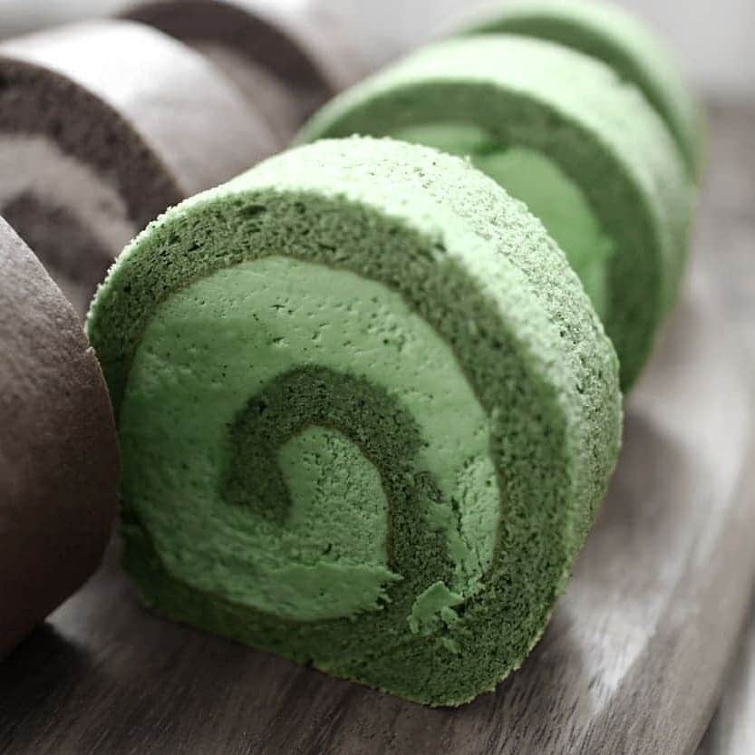 Matchæologist®さんのインスタグラム写真 - (Matchæologist®Instagram)「😍 Can’t decide between #Chocolate or #Matcha? Why not have both?! 💚 Tag your #Matchaholic friends who would be in heaven with this Matcha and Chocolate Roll Cake Combo 🙏 (📷: @kinarie) ✨ P.S. We have something very exciting lined up for you tomorrow...so make sure to keep checking our page for updates! ✨ . Want to make your own delicious matcha roll cake? We recommend our Midori™! 🍃 It’s the perfect matcha grade for use in any matcha dessert recipes that require a deep green colour and the flavour intensity to shine through other ingredients 🍵🌿 . Share a capture of your matcha creations with us by tagging @Matchaeologist #MatchaCreations . For premium-quality matcha 🍵, please visit Matchaeologist.com . Follow our bio link 👉@Matchaeologist . Matchæologist® #Matchaeologist Matchaeologist.com」6月30日 23時50分 - matchaeologist